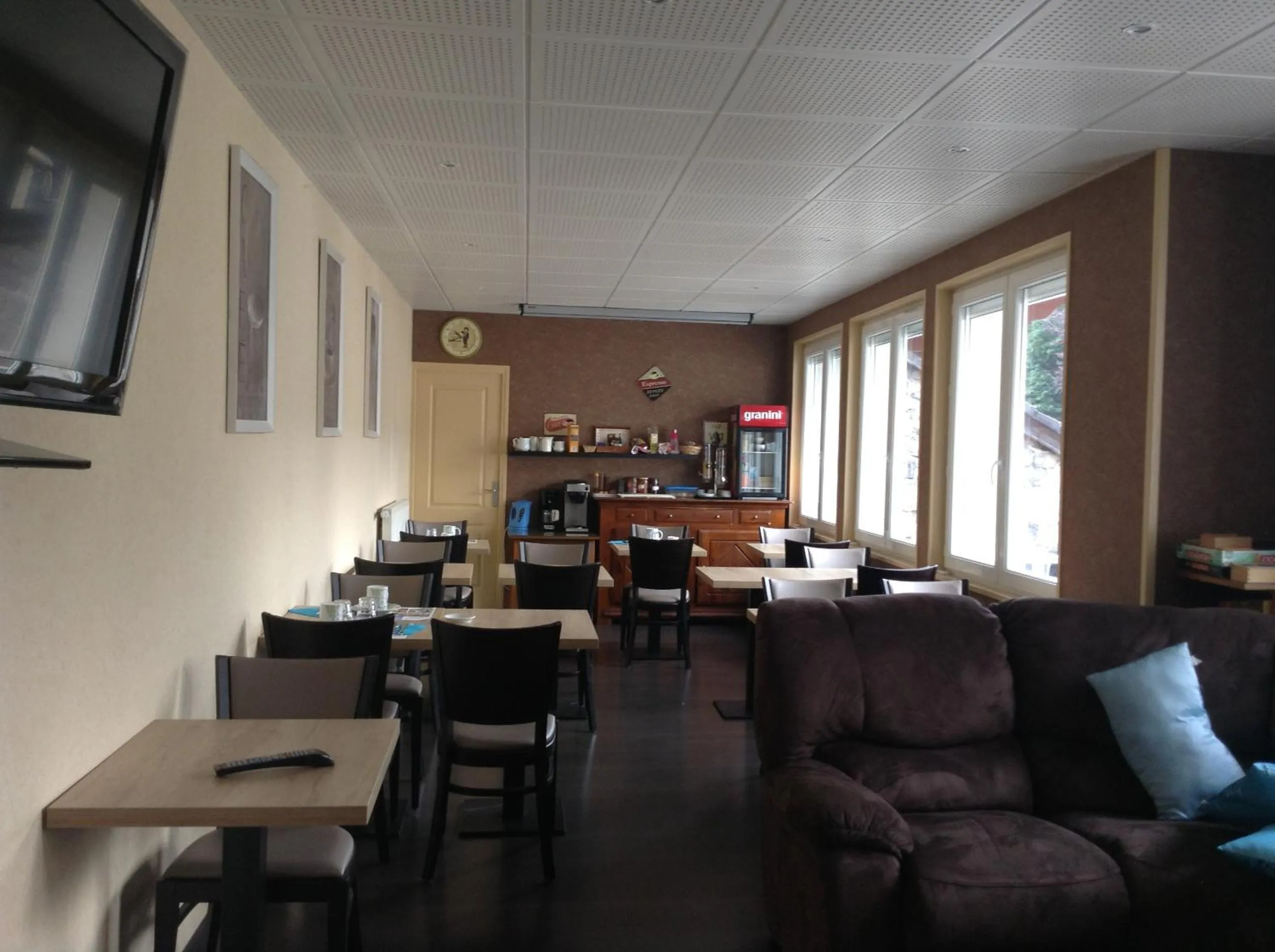 Communal lounge/ TV room in Logis SPA Hotel Restaurant De La Poste