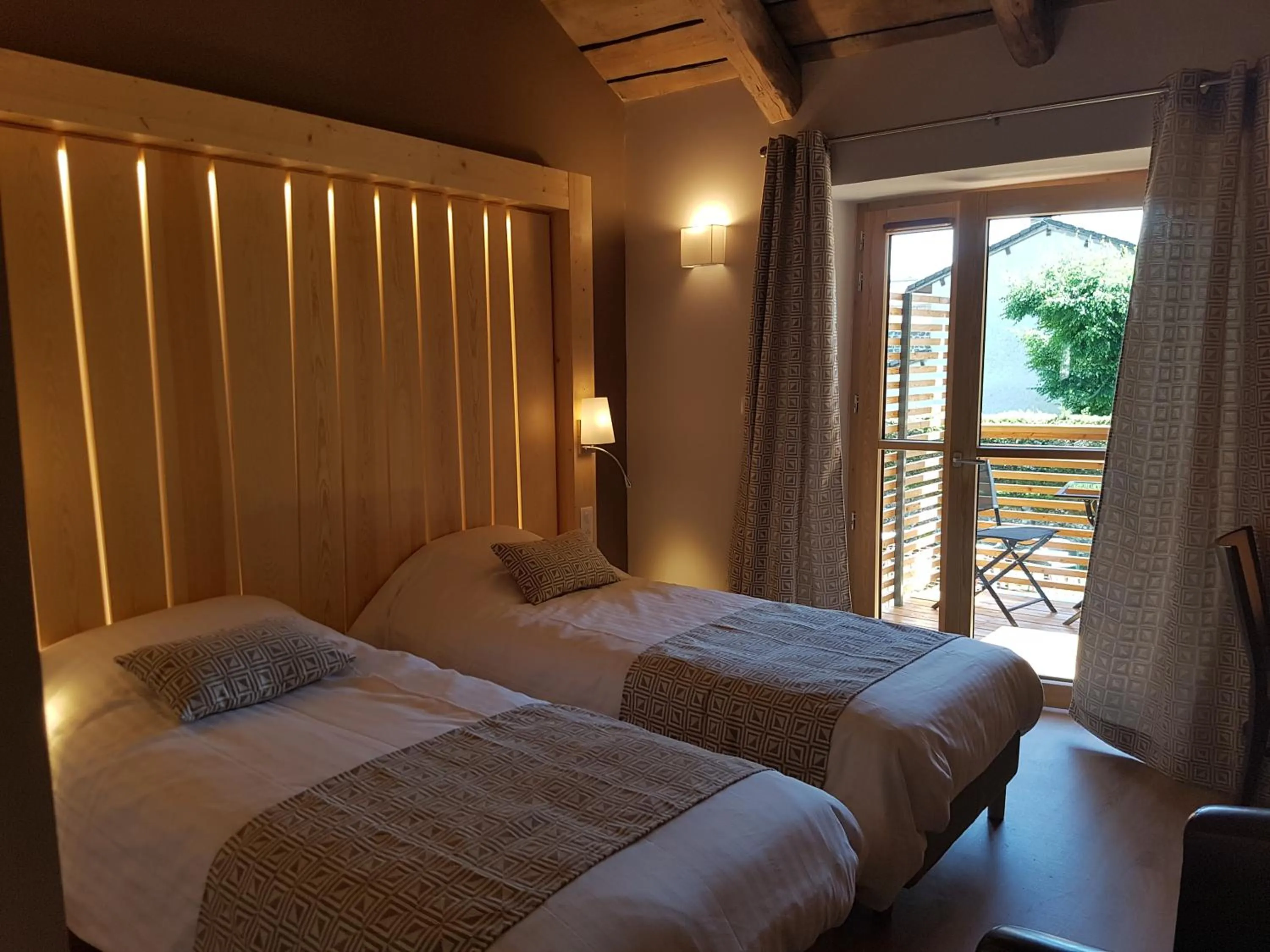 Decorative detail, Bed in Logis SPA Hotel Restaurant De La Poste