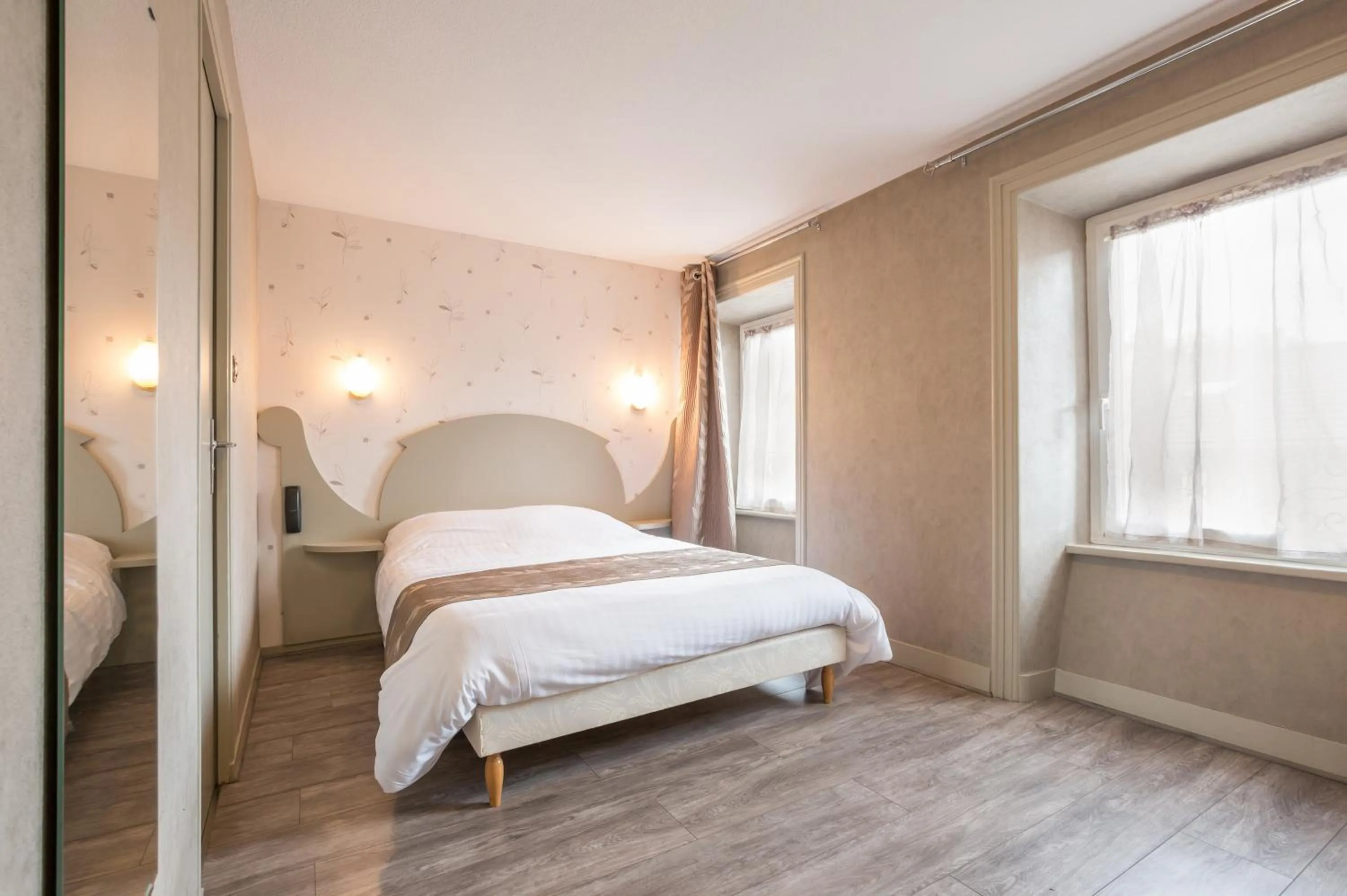 Photo of the whole room, Bed in Logis SPA Hotel Restaurant De La Poste