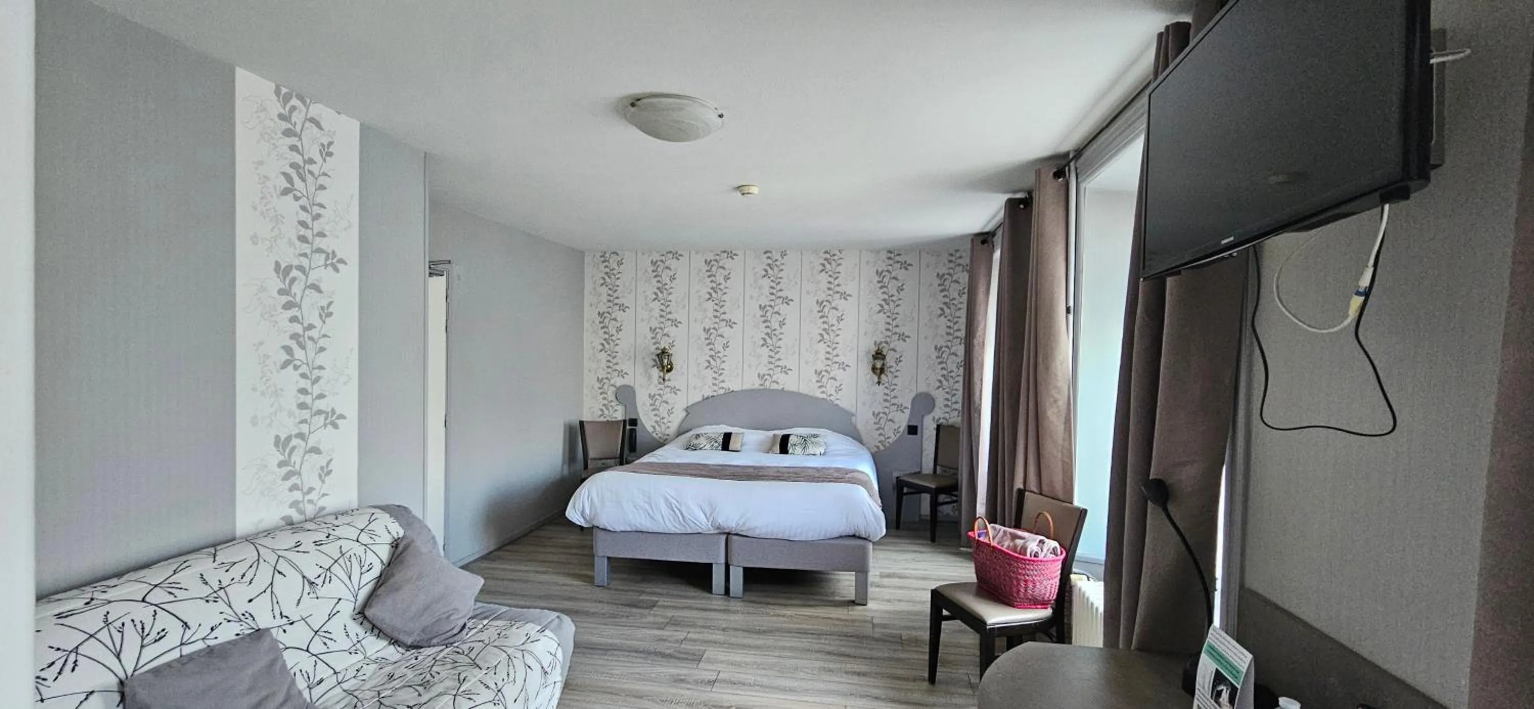 Bed in Logis SPA Hotel Restaurant De La Poste