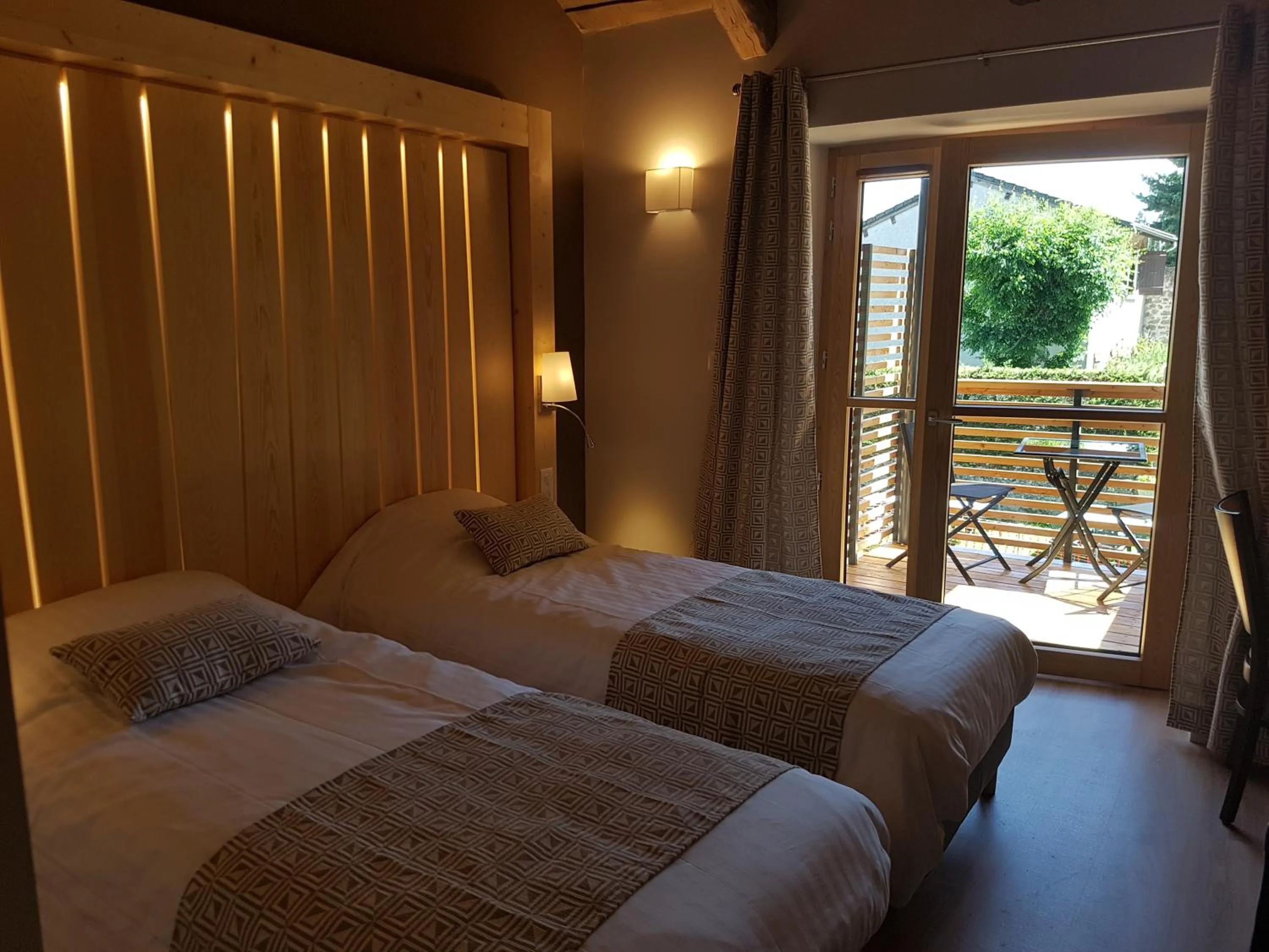 Photo of the whole room, Bed in Logis SPA Hotel Restaurant De La Poste
