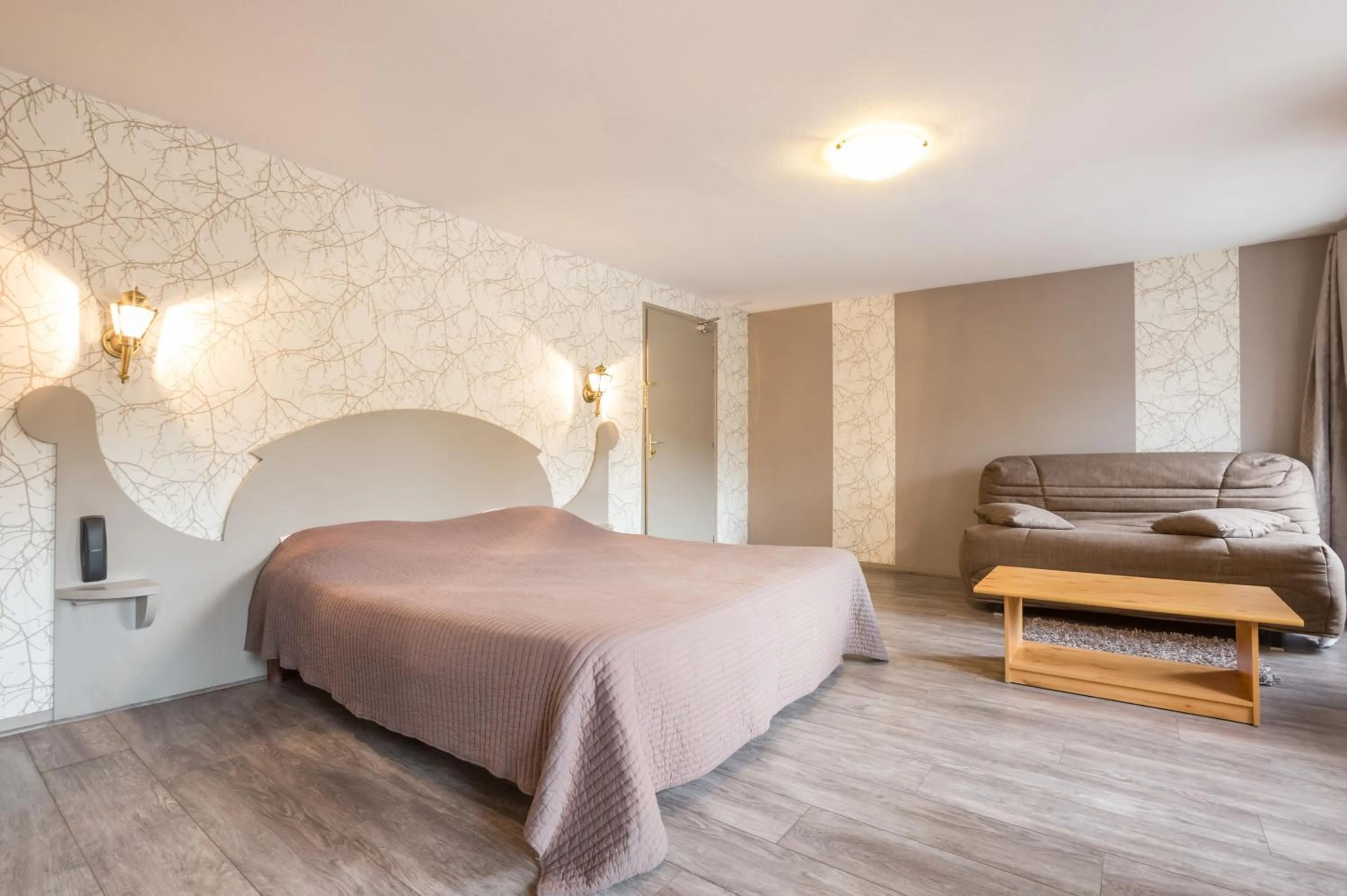 Photo of the whole room, Bed in Logis SPA Hotel Restaurant De La Poste