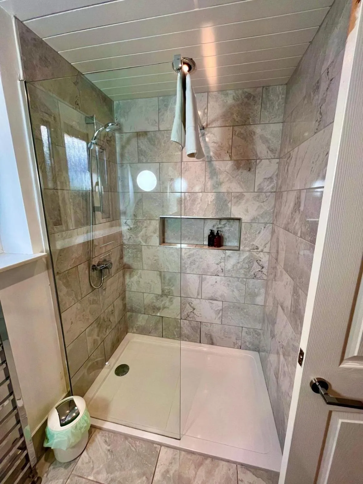 Shower in Ravenswood Guest House