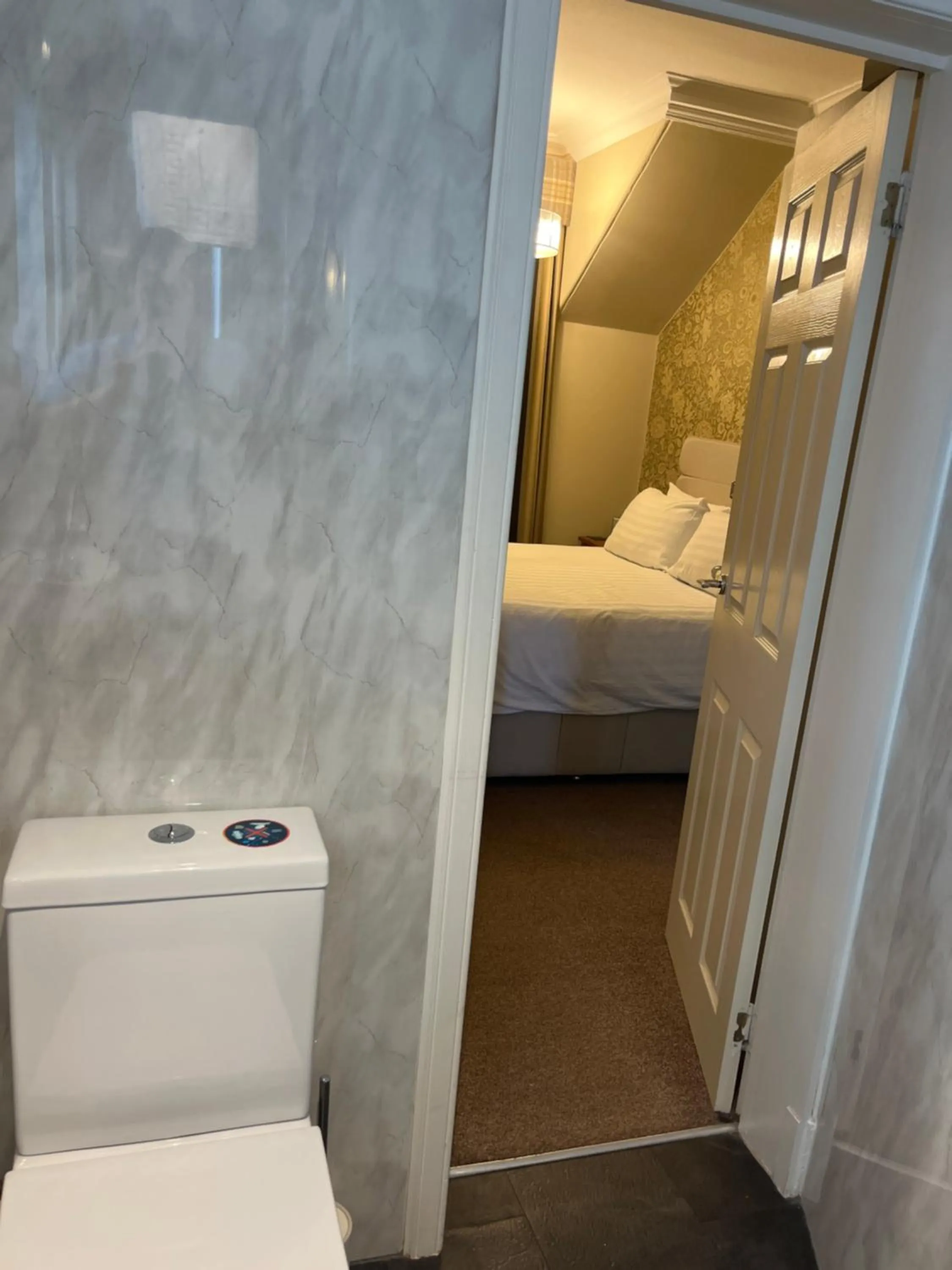 Toilet, Bed in Ravenswood Guest House