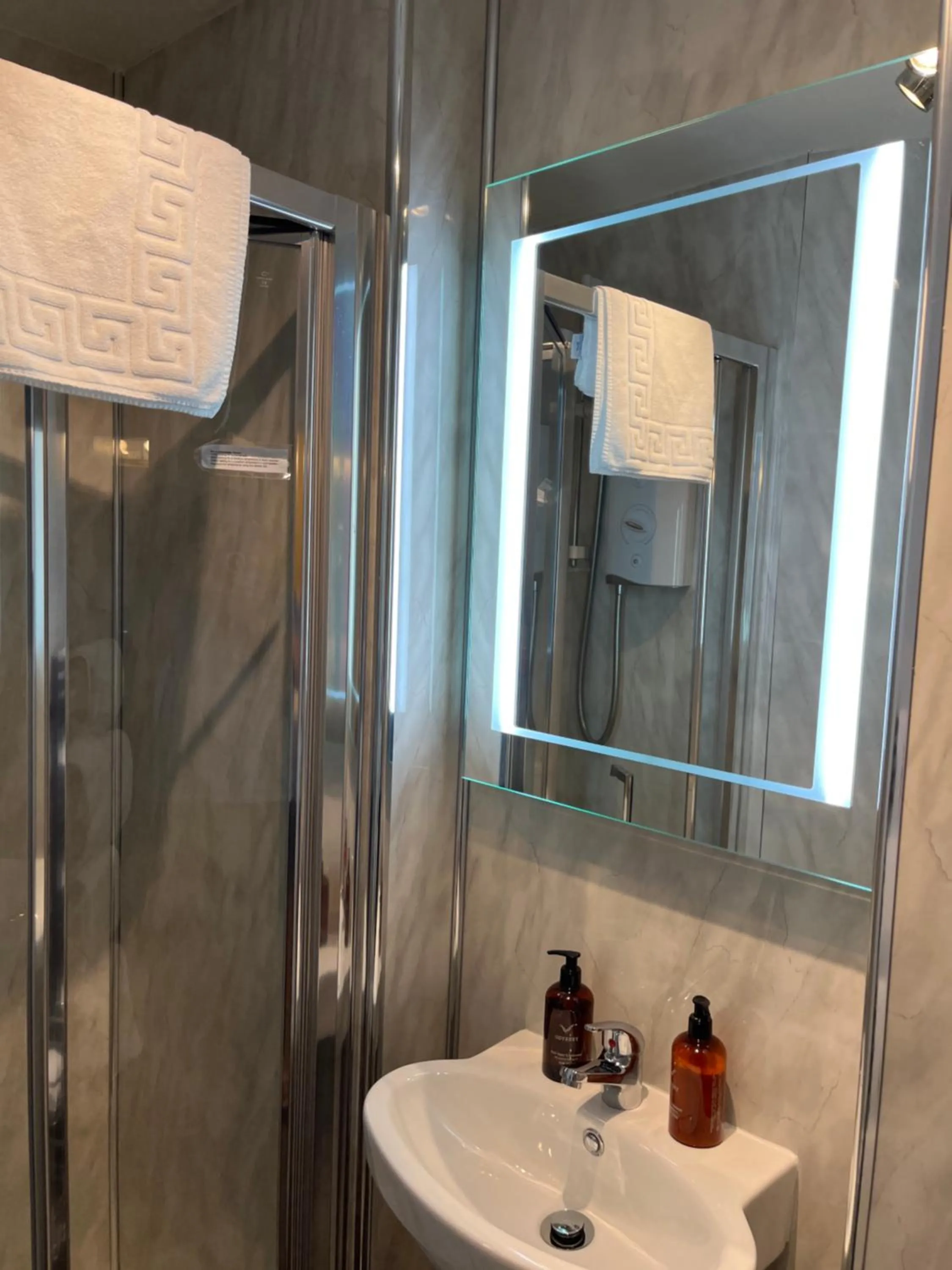 Shower in Ravenswood Guest House