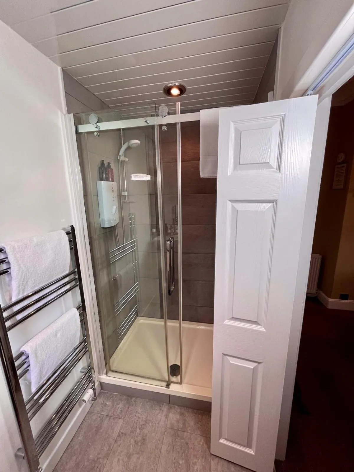 Shower in Ravenswood Guest House