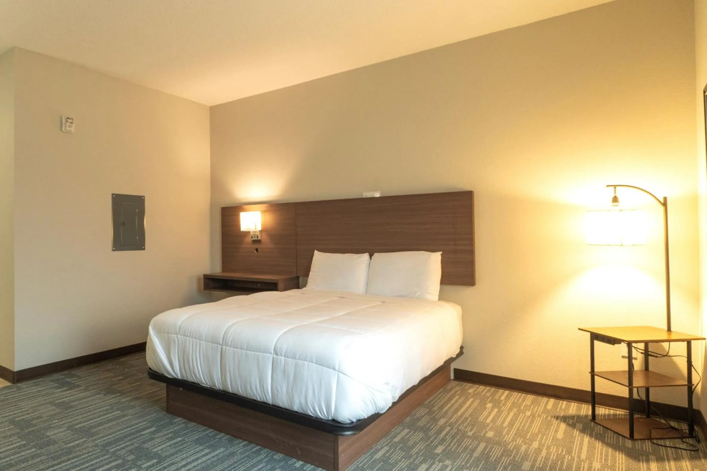 Bedroom, Bed in Efficiency De Luxe Sulphur Near Lake Charles I 10