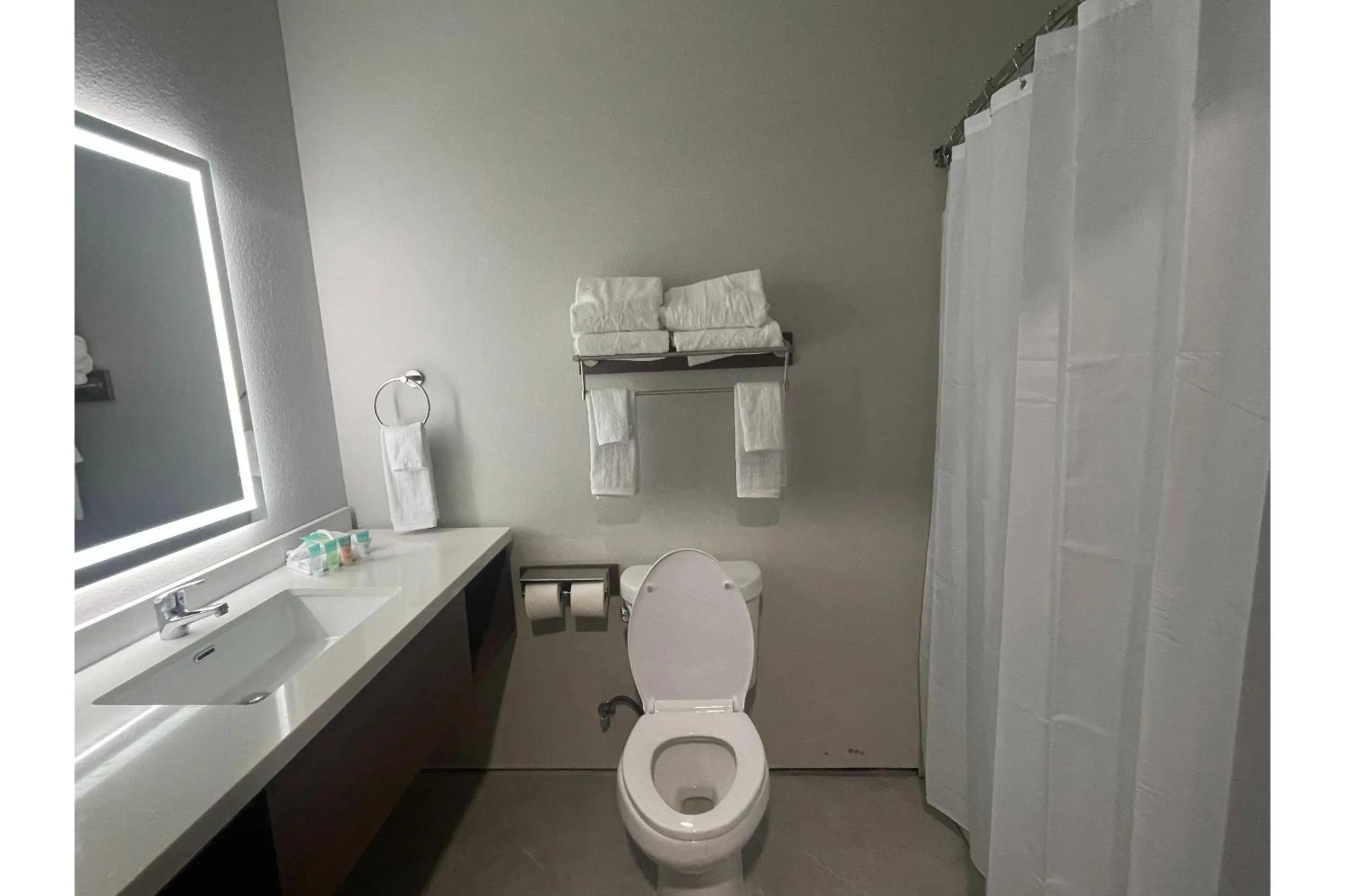 Bathroom in Hotel O Efficiency De Luxe Near Lake Charles Sulphur