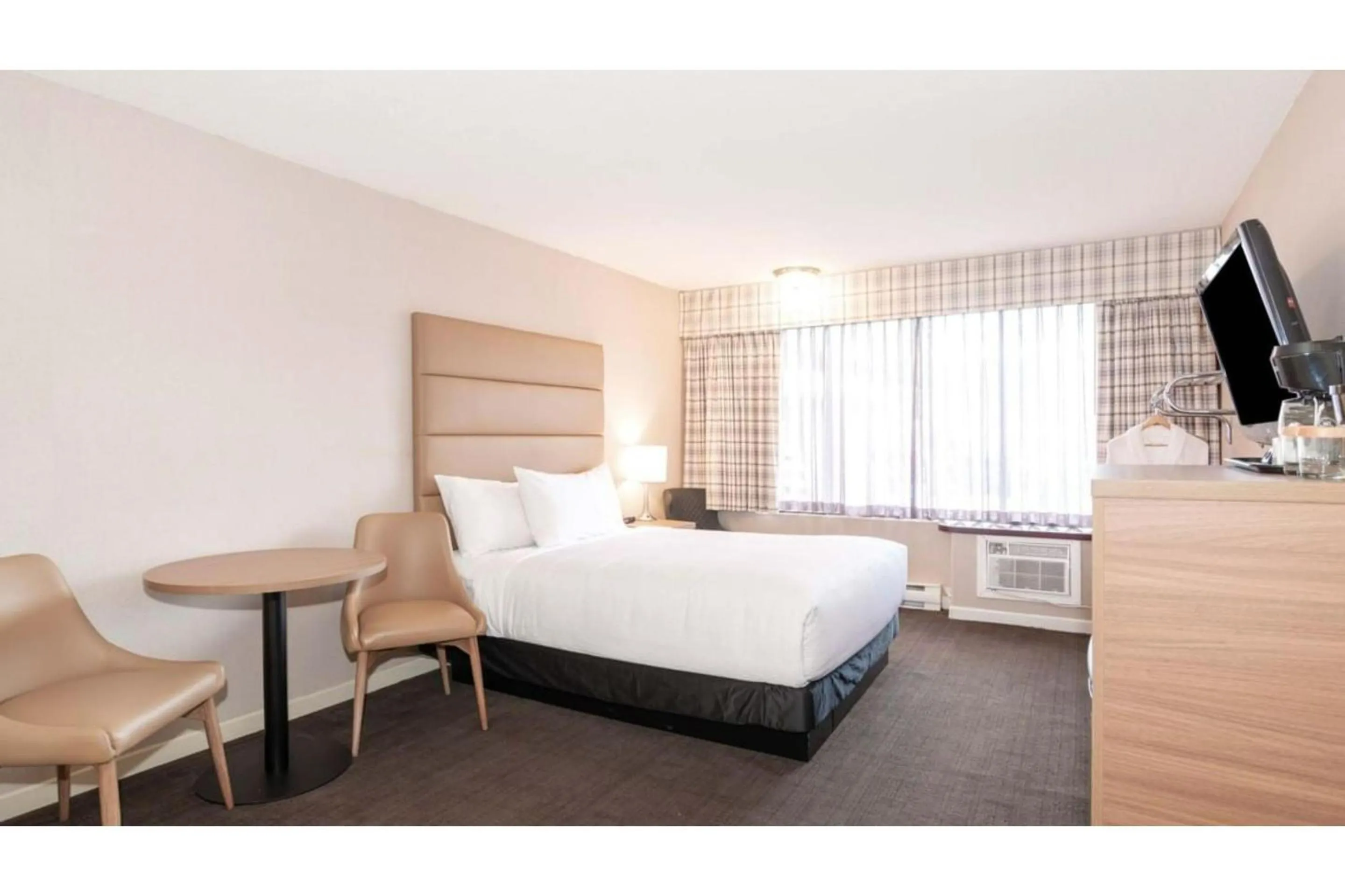 Bedroom, Bed in Hotel O Efficiency De Luxe Near Lake Charles Sulphur