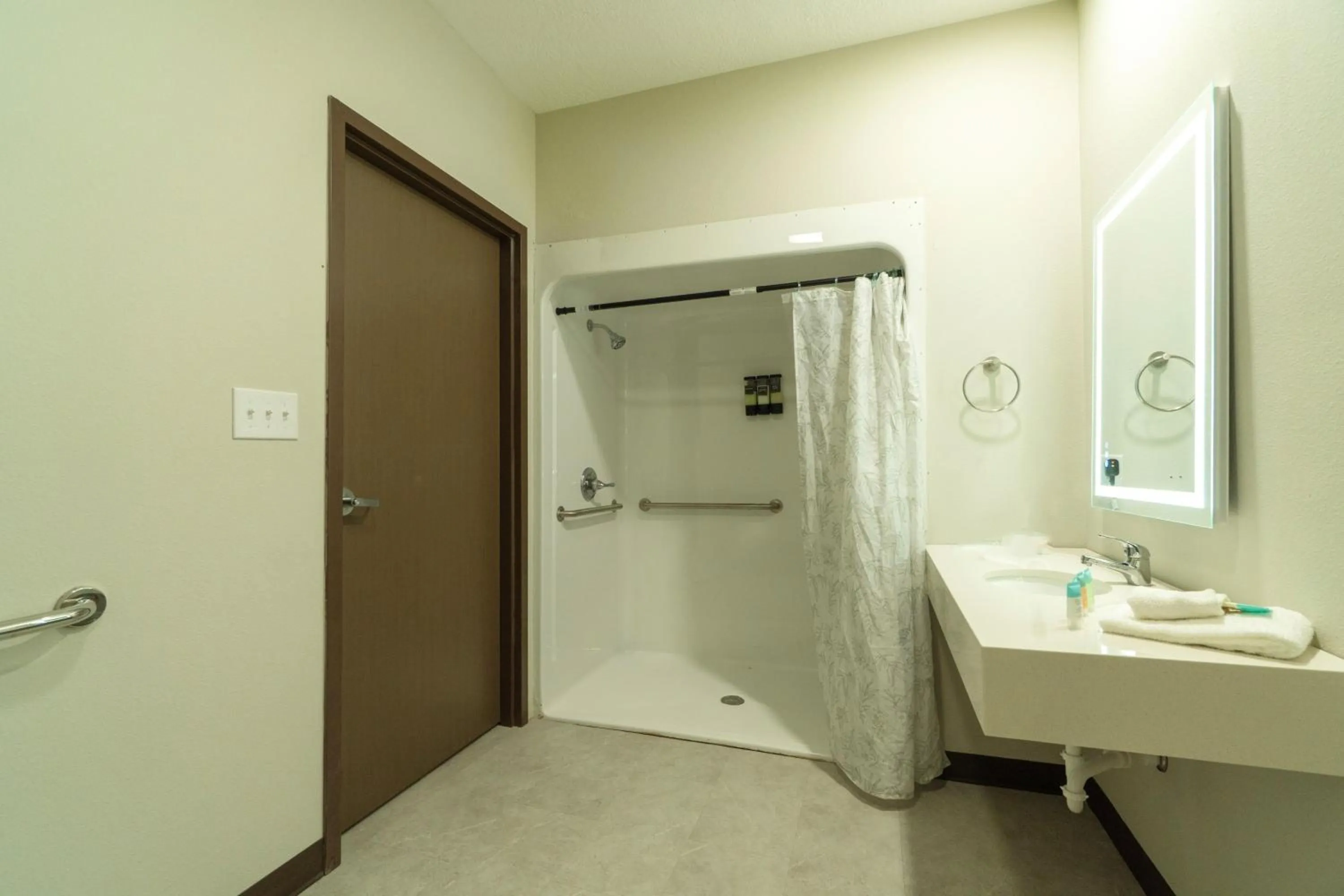 Bathroom in Efficiency De Luxe Sulphur Near Lake Charles I 10