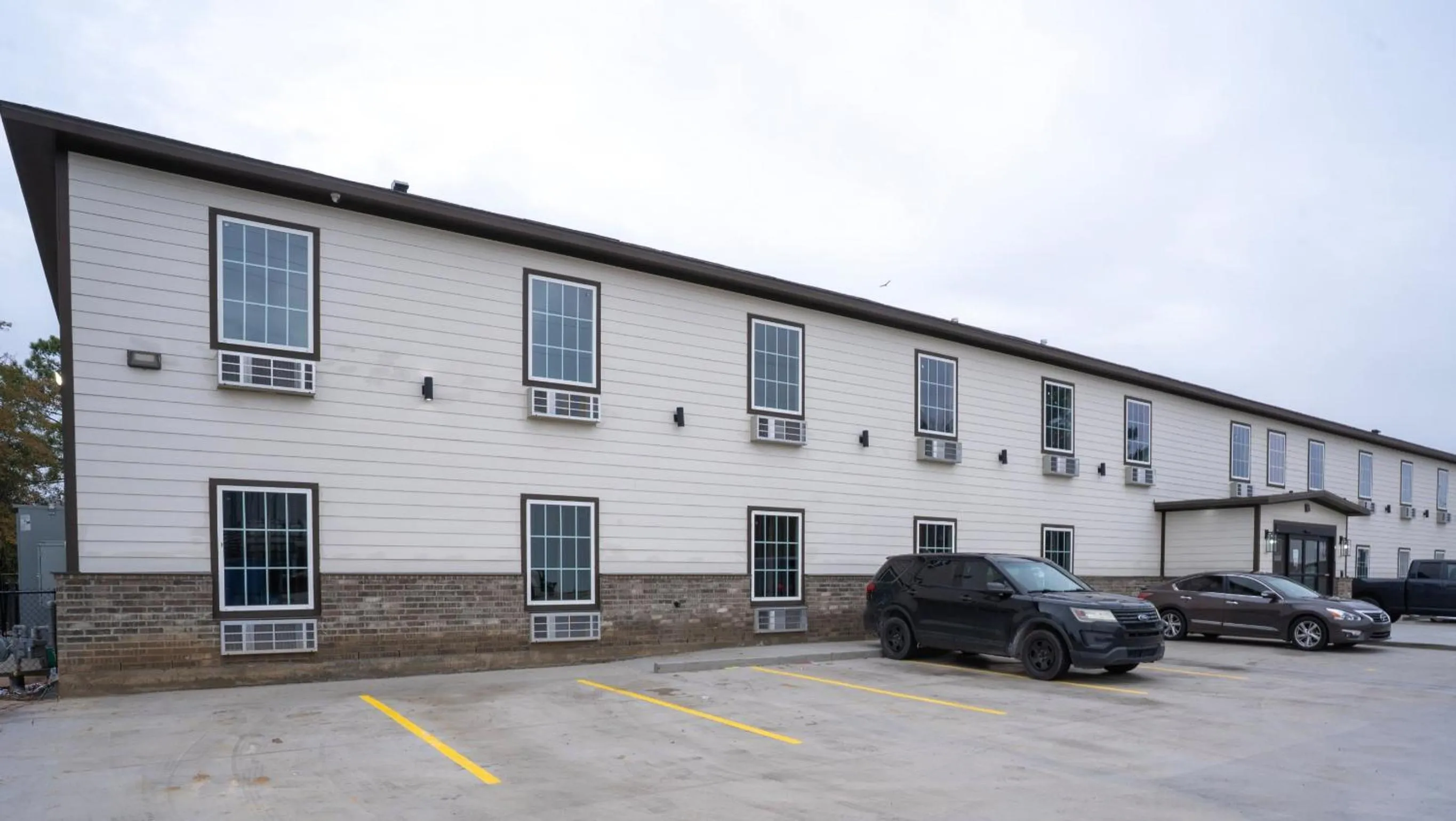 Parking in Efficiency De Luxe Sulphur Near Lake Charles I 10