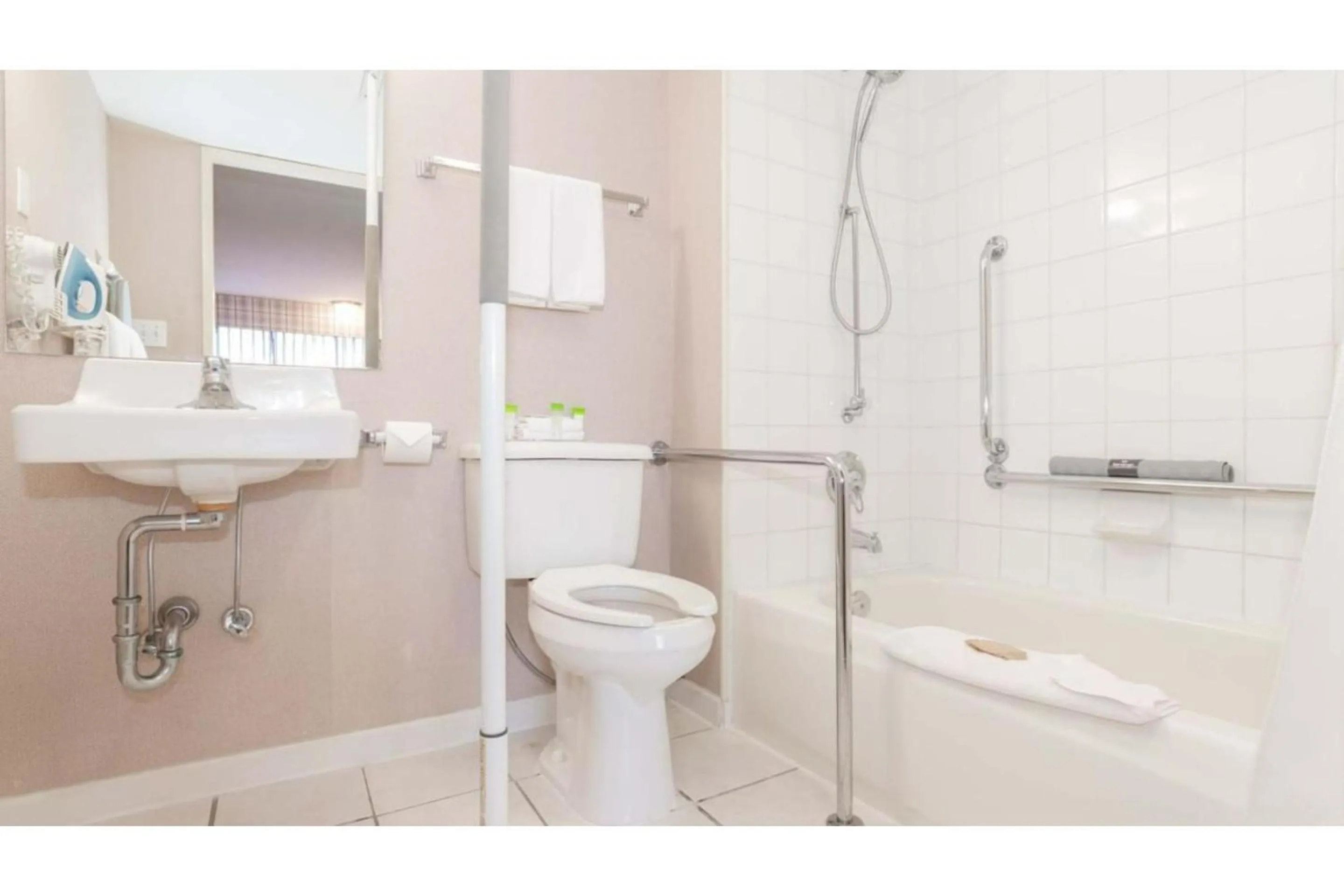 Bathroom in Hotel O Efficiency De Luxe Near Lake Charles Sulphur