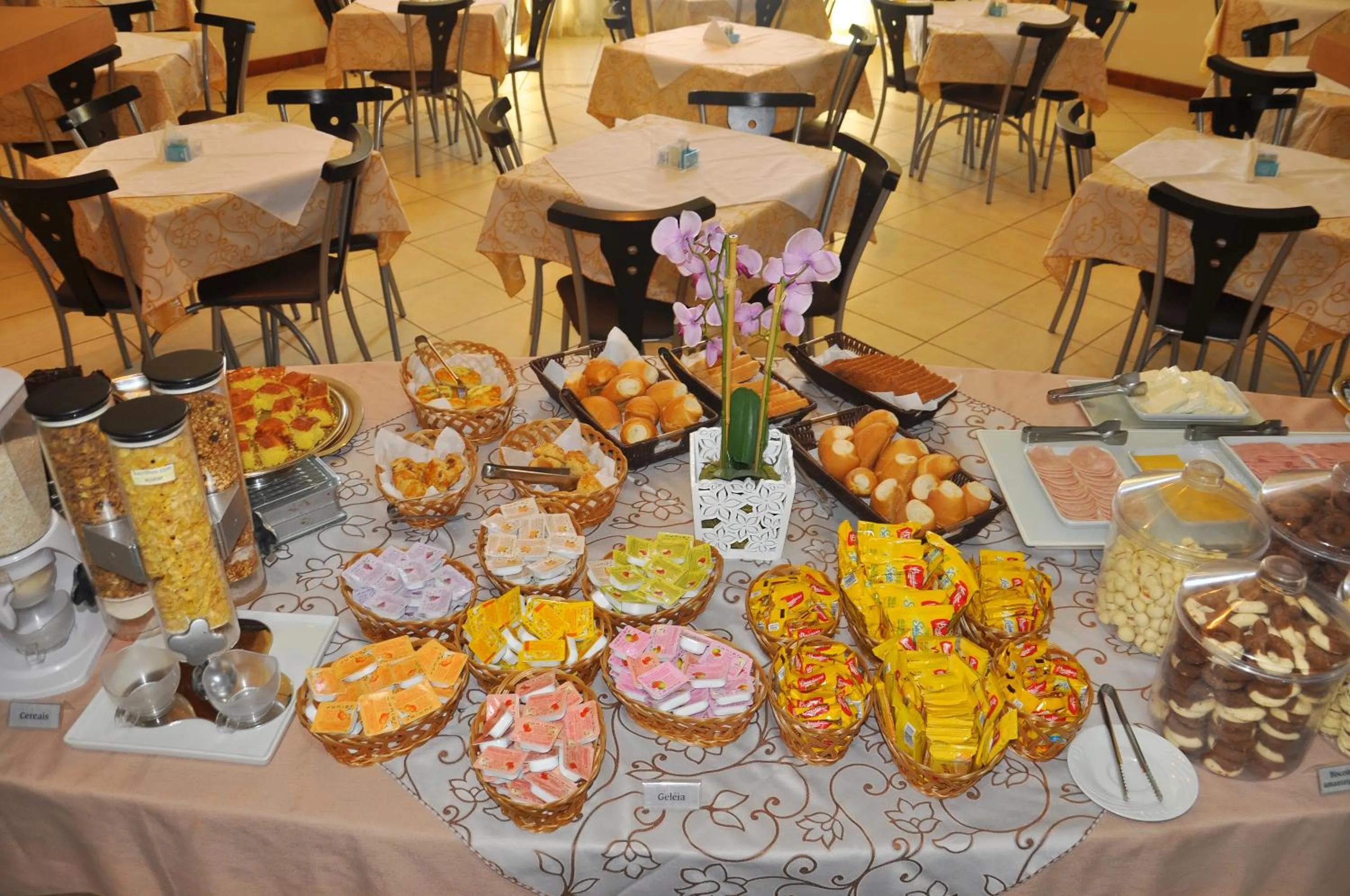 Restaurant/places to eat in Cegil Hotel Boulevard