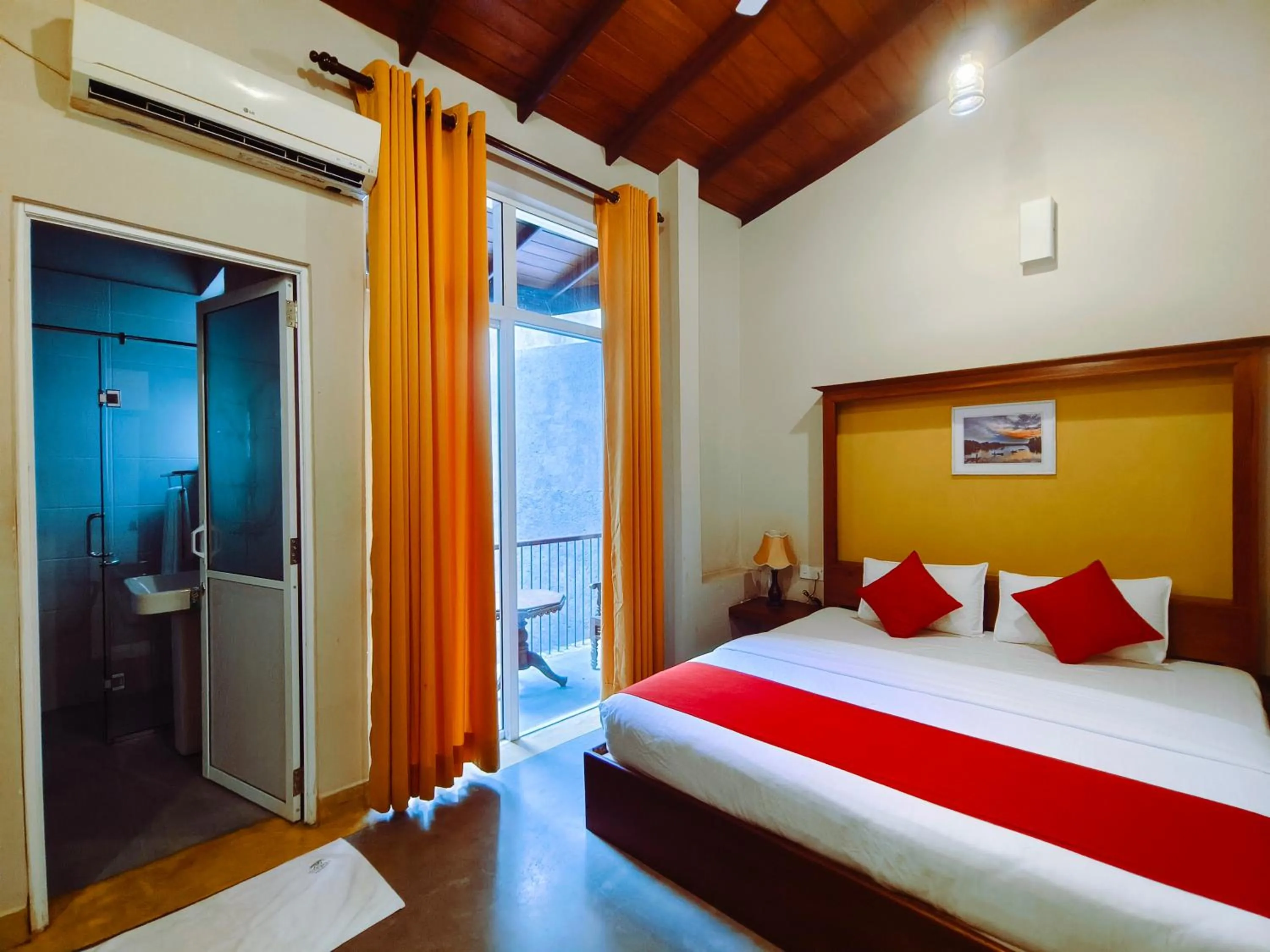 Deluxe Double Room with Balcony in kandy lake reach hotel
