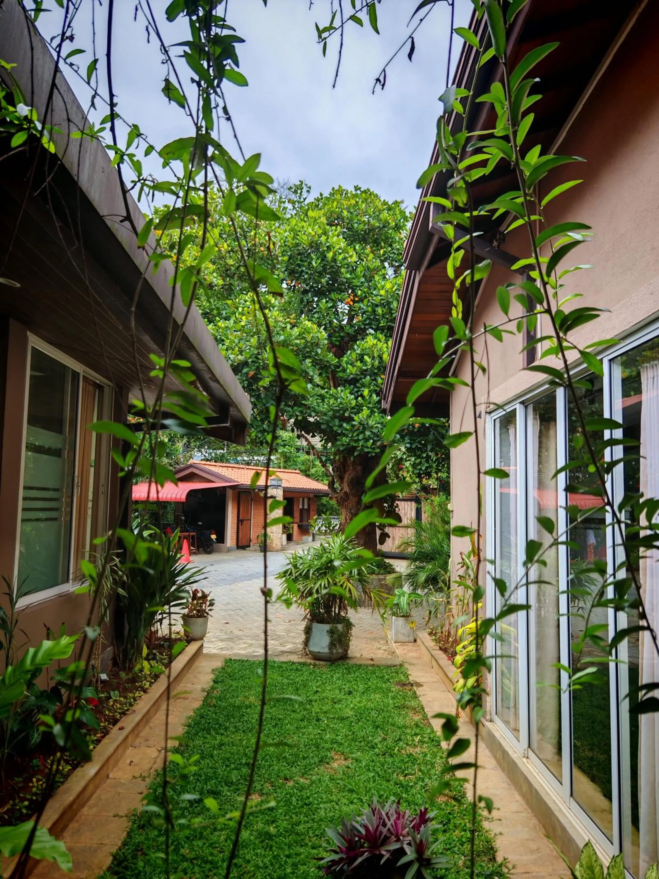 kandy lake reach hotel