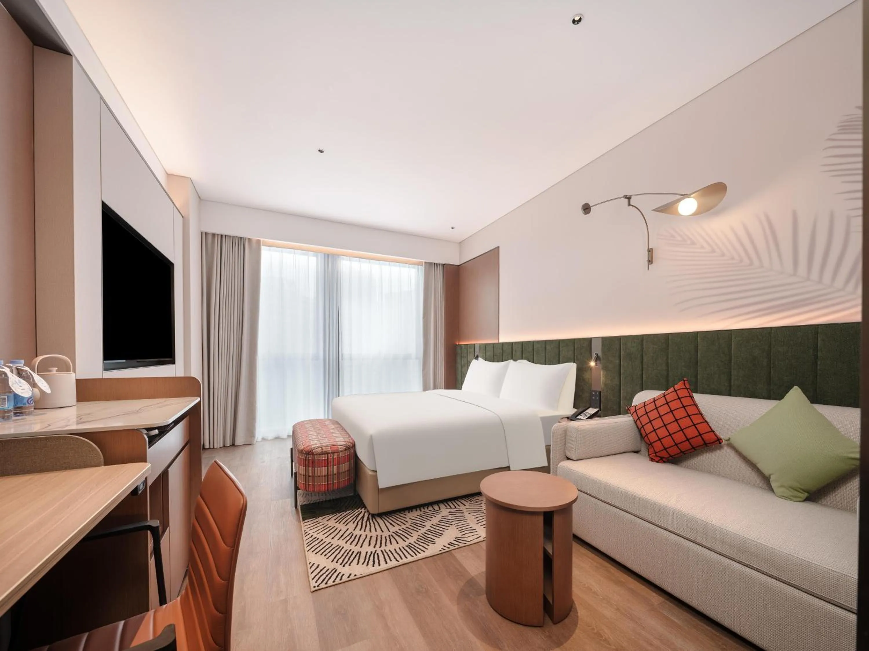 Living room, Bed in Hilton Garden Inn Chengdu East Railway Station