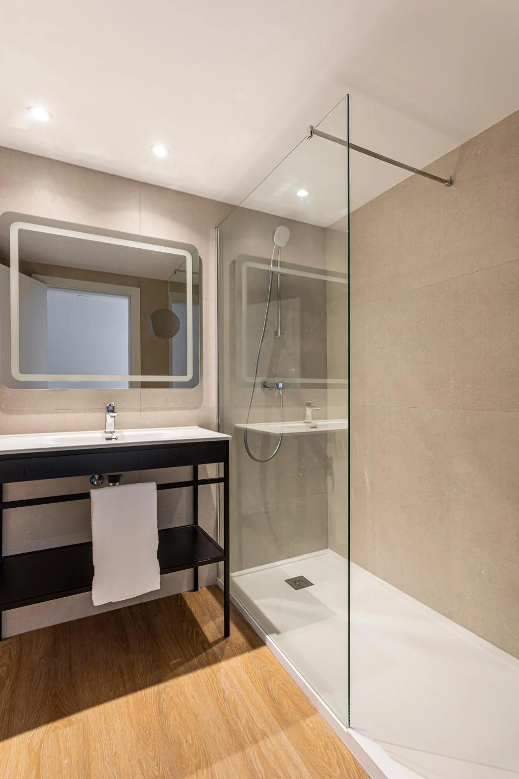 Shower in B48 Valencia Feria