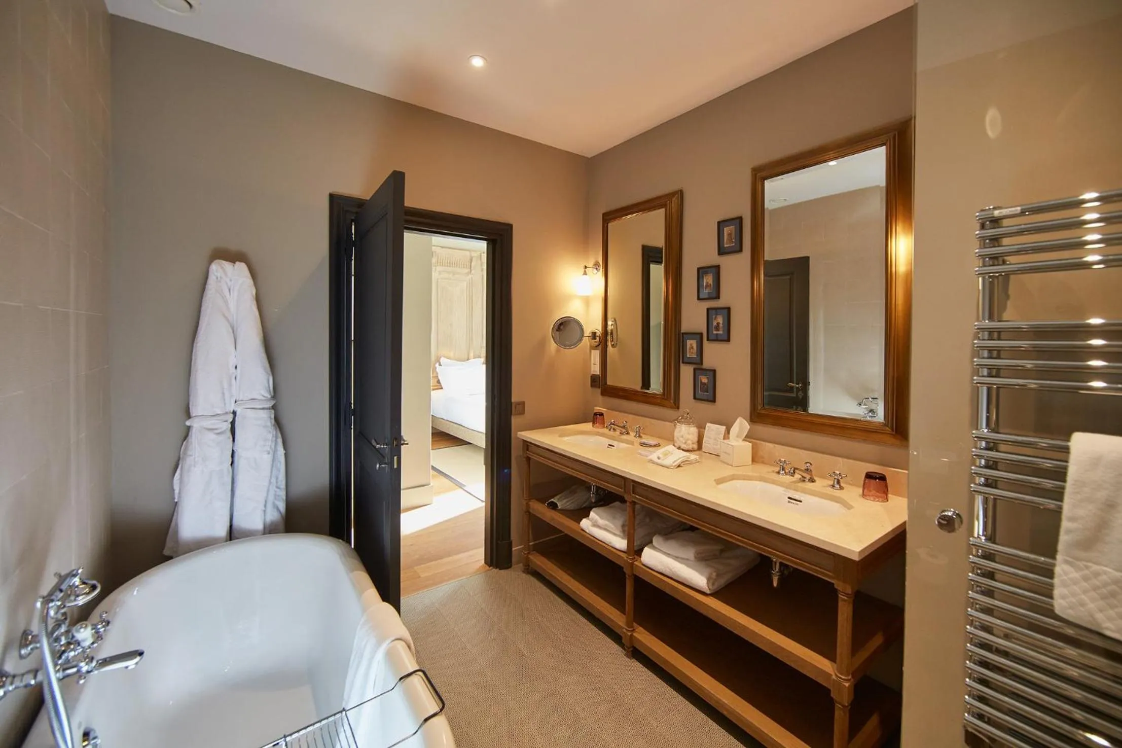 Bathroom, Bed in Domaine de Fontenille
