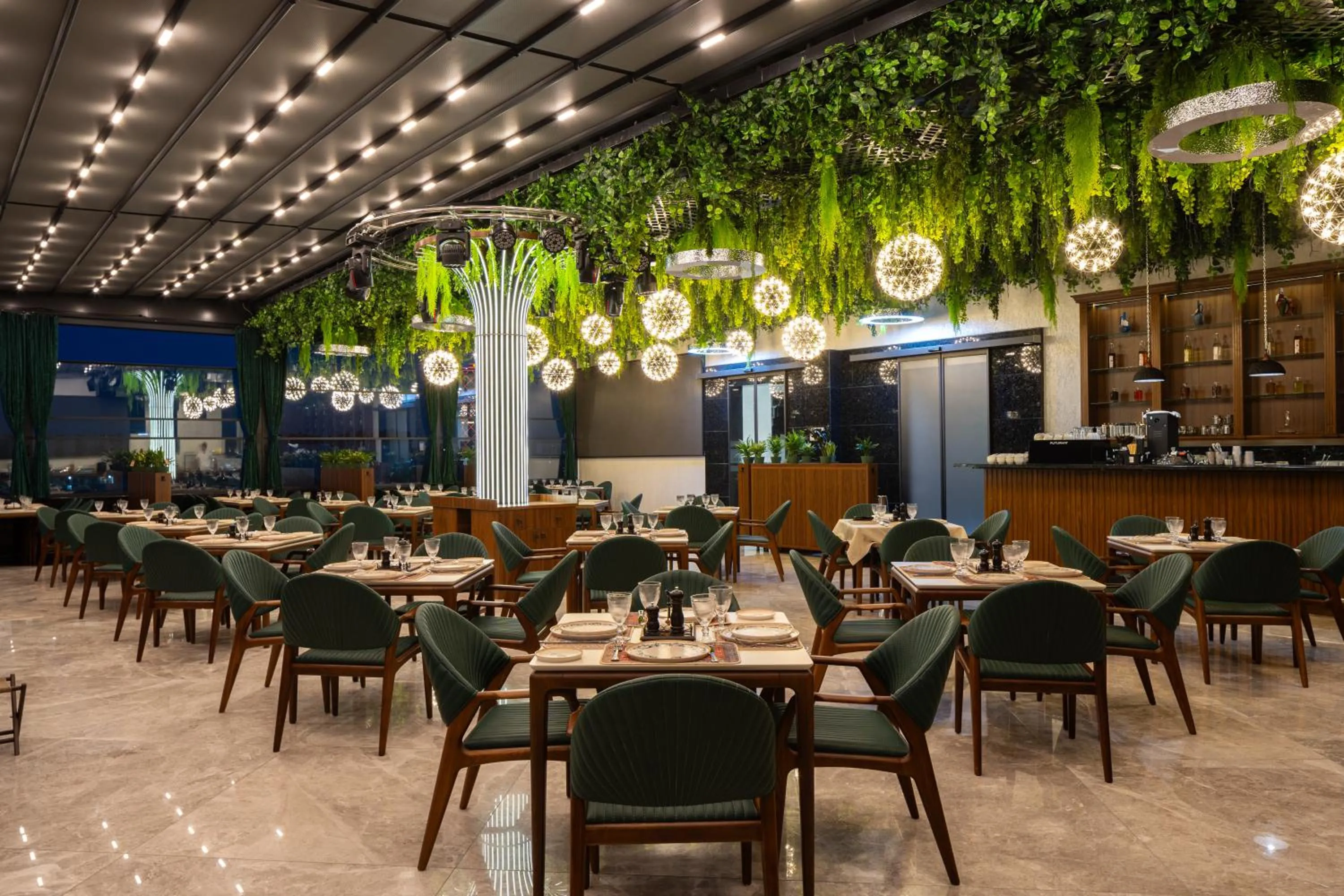 Restaurant/places to eat in Grand Dior