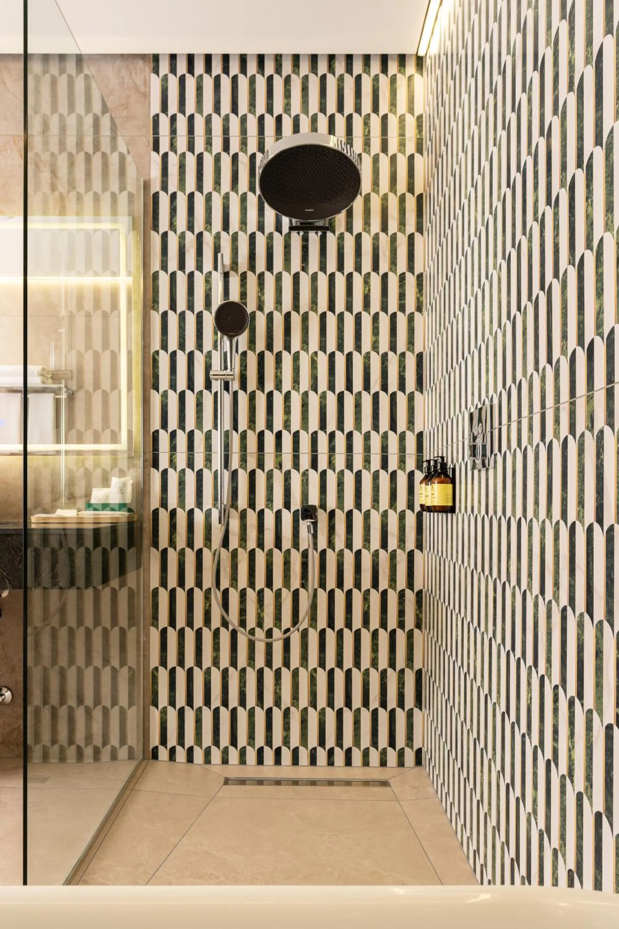 Shower in Grand Dior