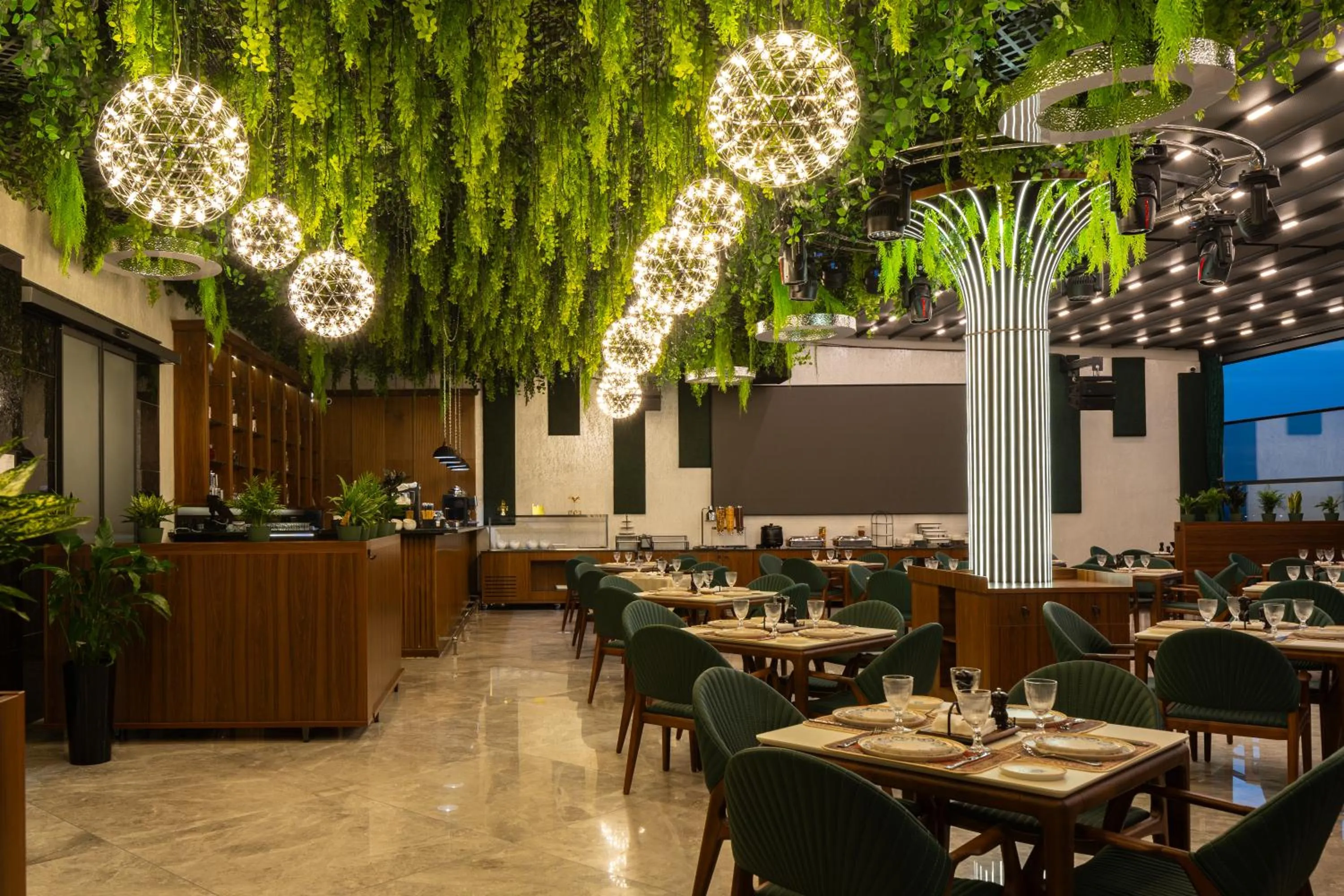 Restaurant/places to eat in Grand Dior