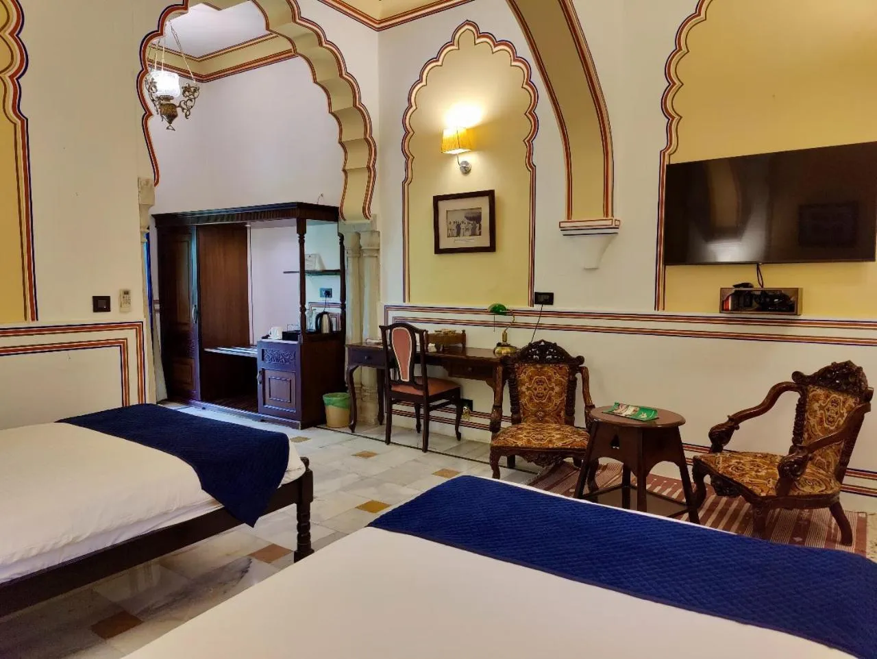 Seating area, Bed in Hotel Narain Niwas Palace