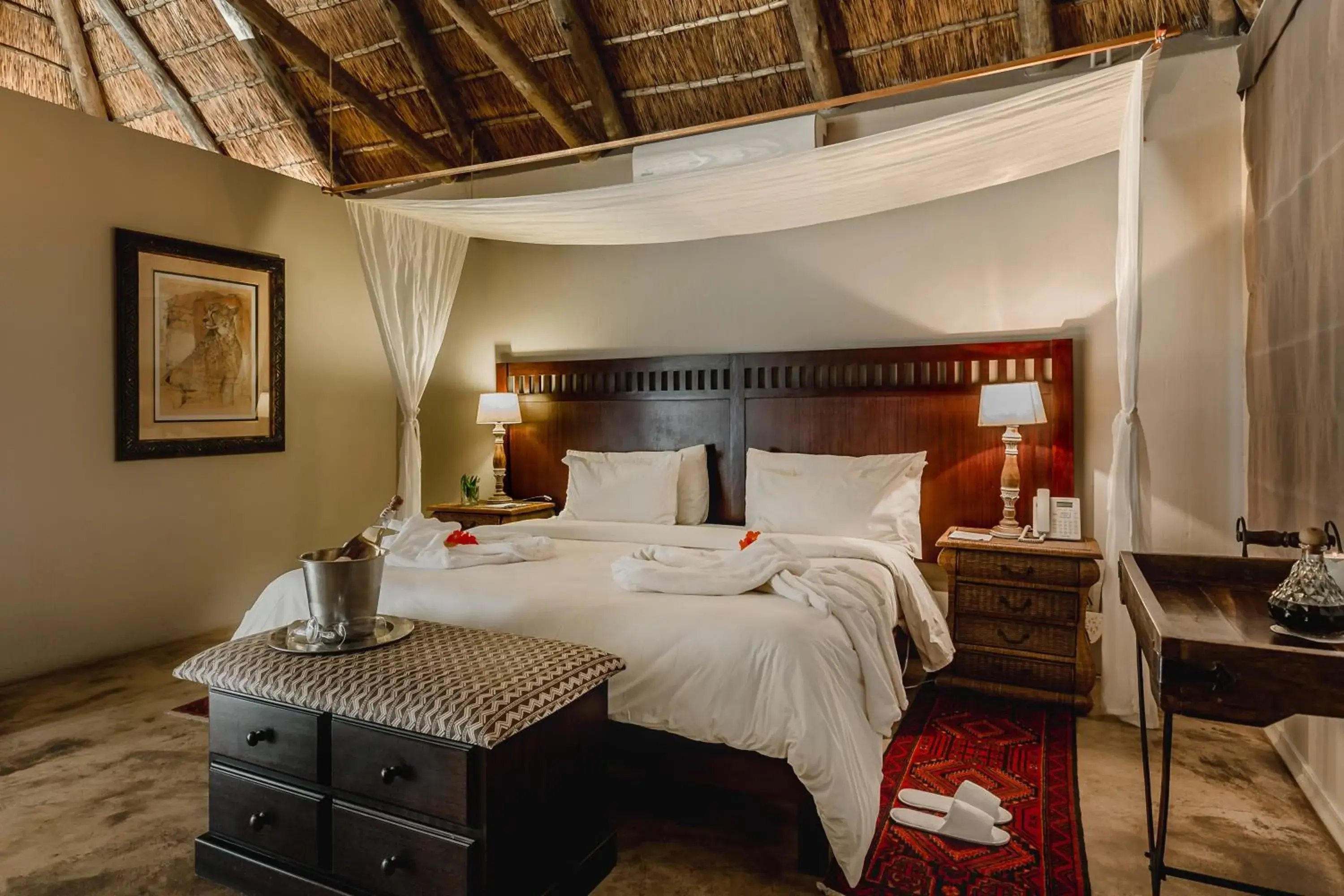 Luxury King or Twin Suite in Bukela Game Lodge - Amakhala Game Reserve Luxury King or Twin Suite in Bukela Game Lodge - Amakhala Game Reserve
