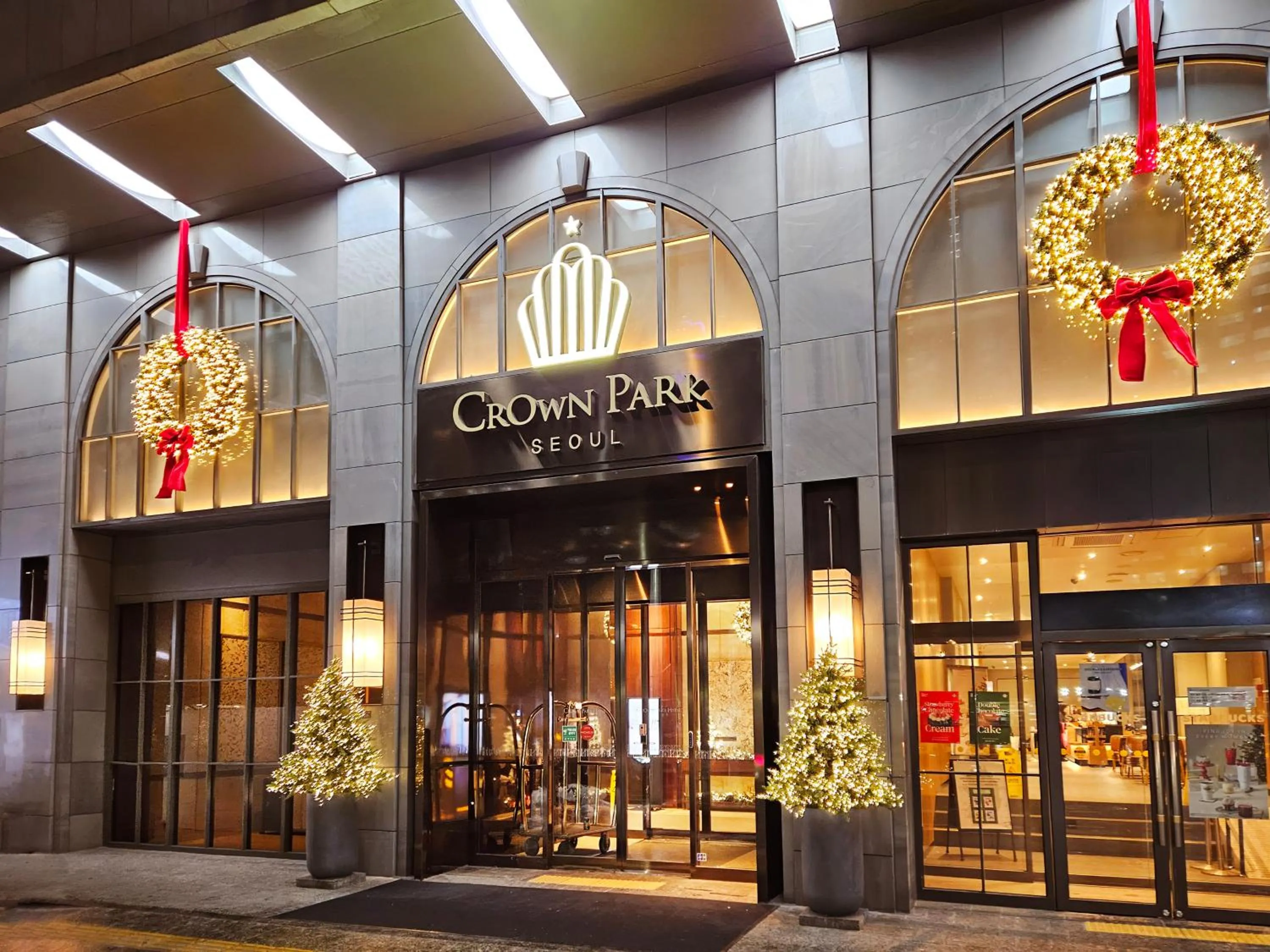 Facade/entrance in Crown Park Hotel Seoul Myeongdong