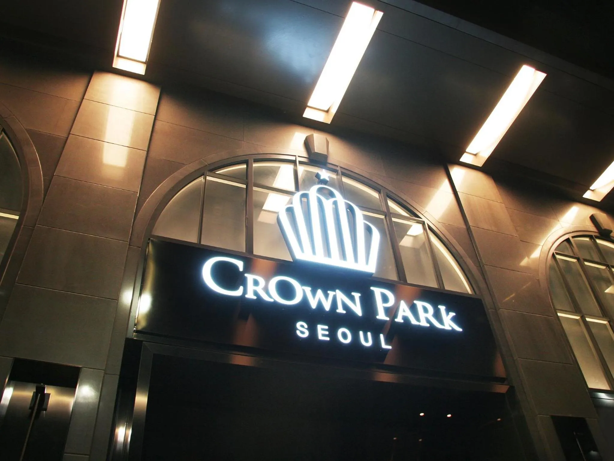 Facade/entrance in Crown Park Hotel Seoul Myeongdong