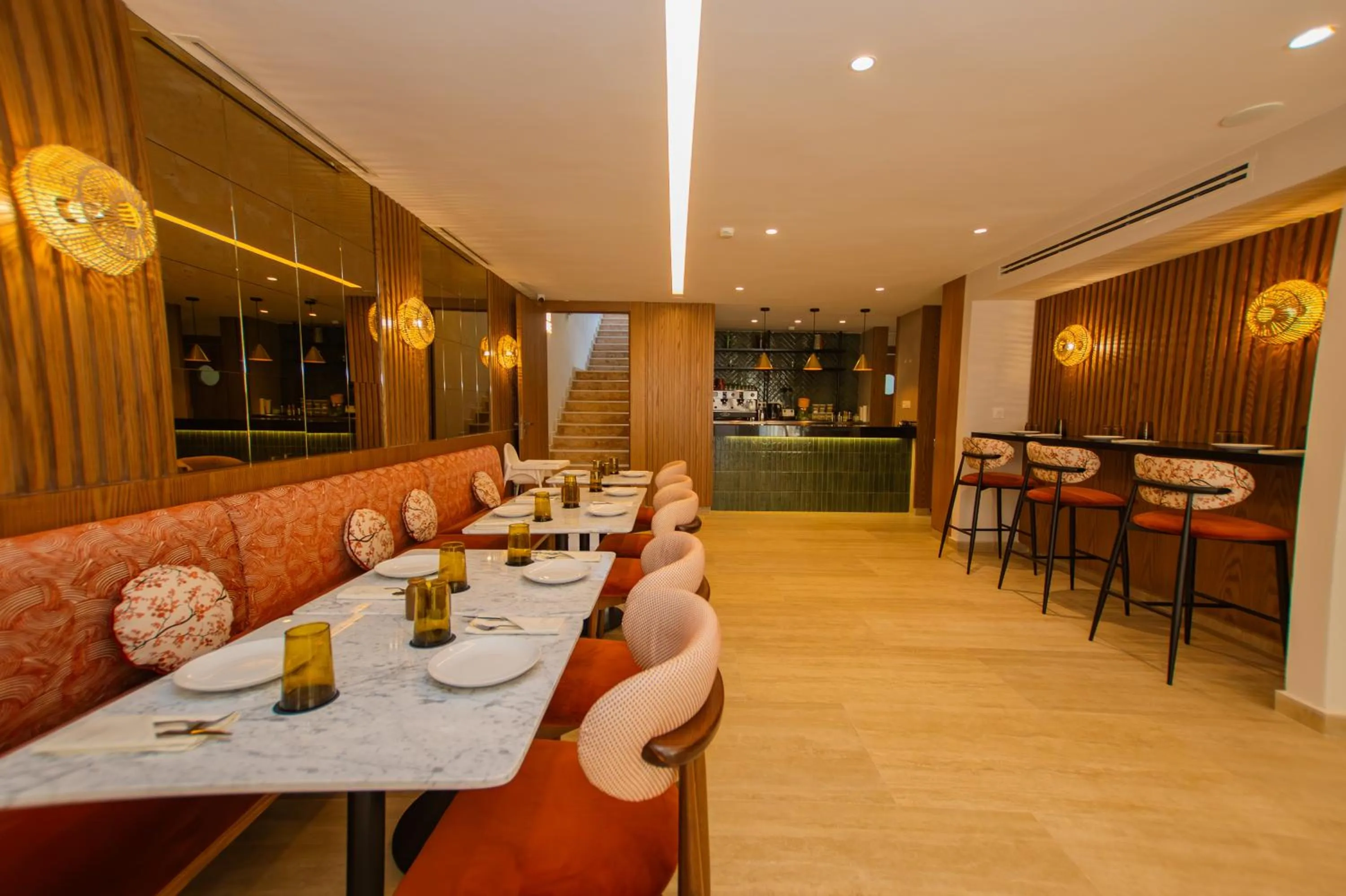 Restaurant/places to eat in Dally Apart Hotel