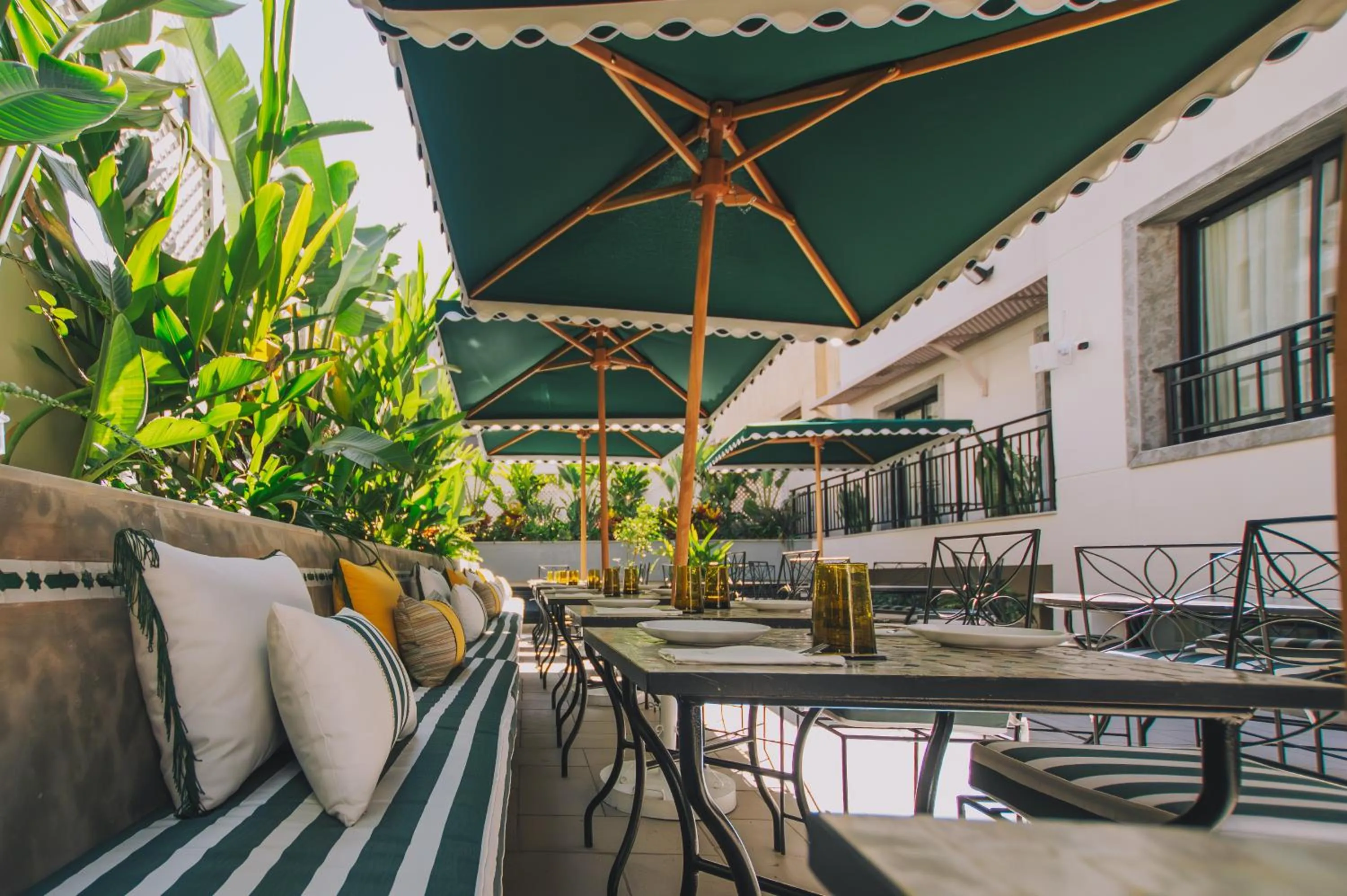 Restaurant/places to eat in Dally Apart Hotel