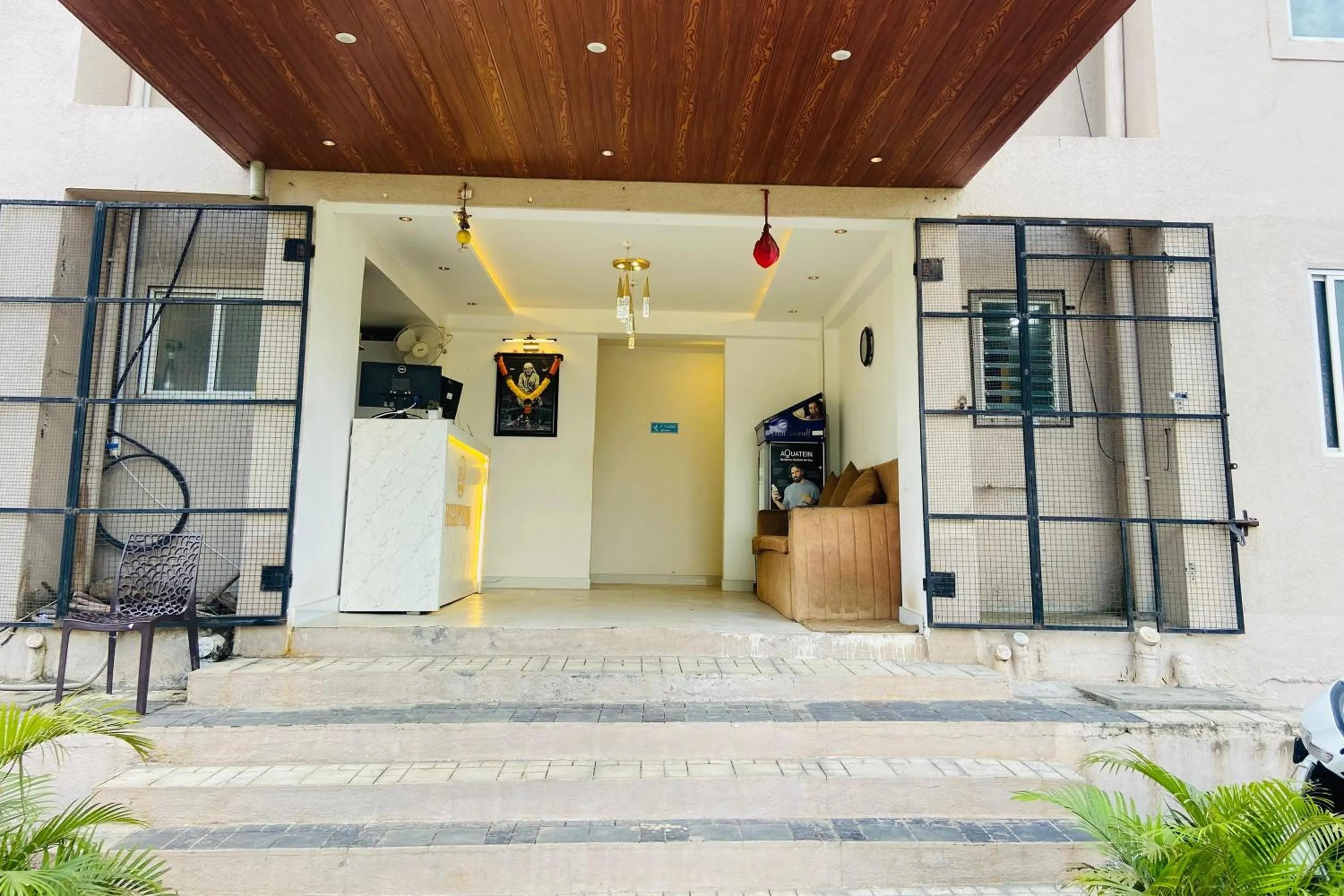 Restaurant/places to eat in Sai Vishwa Lodging