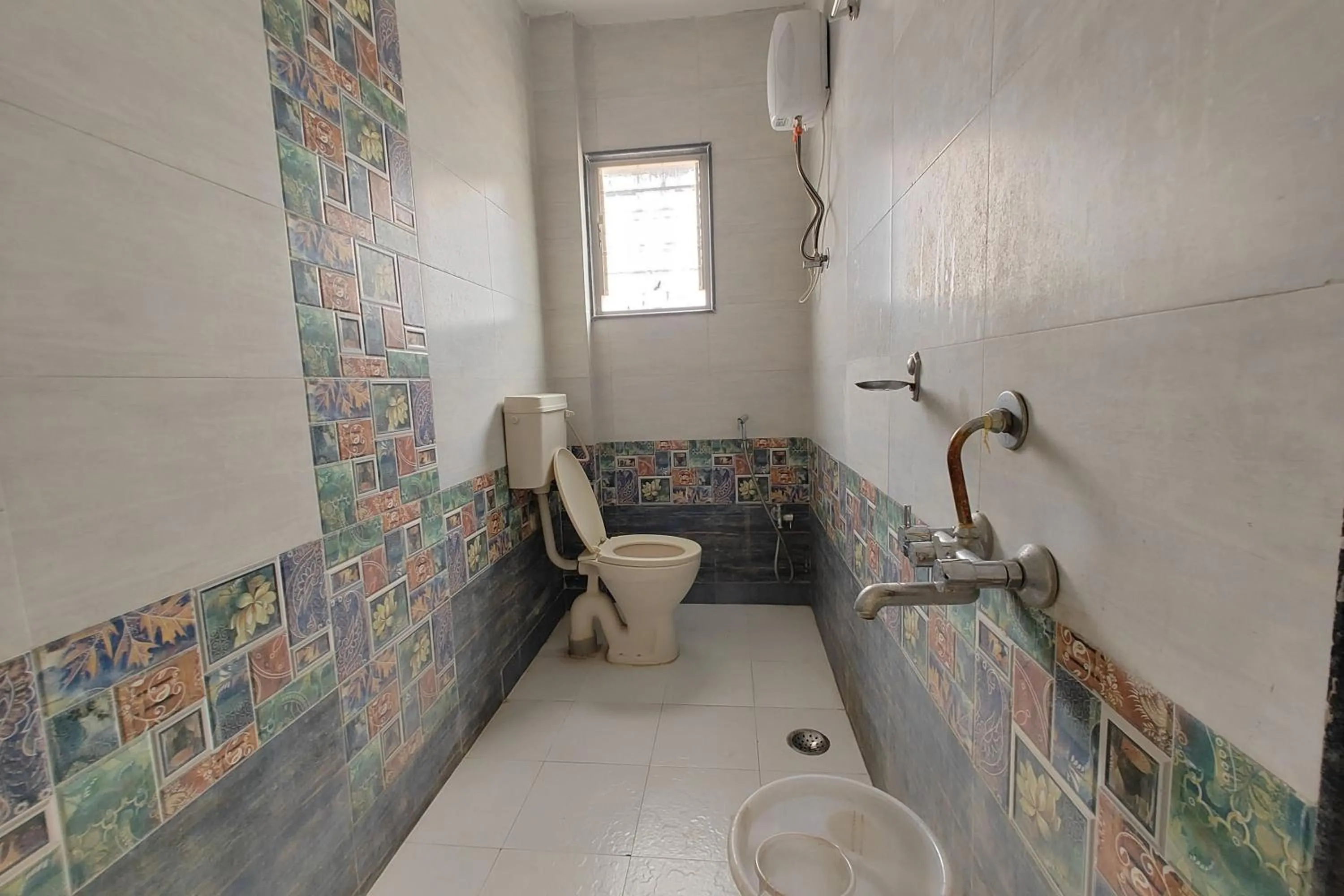 Shower in Sai Vishwa Lodging