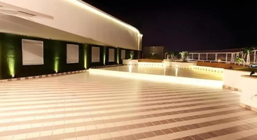 Mumbai Metro - The Executive Hotel