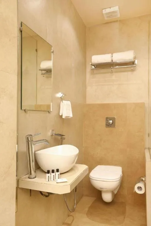 Mumbai Metro - The Executive Hotel