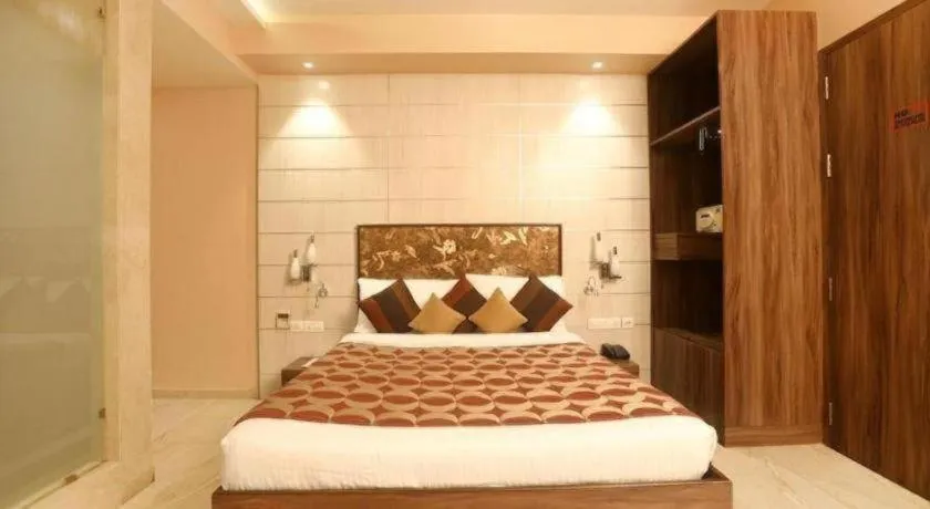 Mumbai Metro - The Executive Hotel