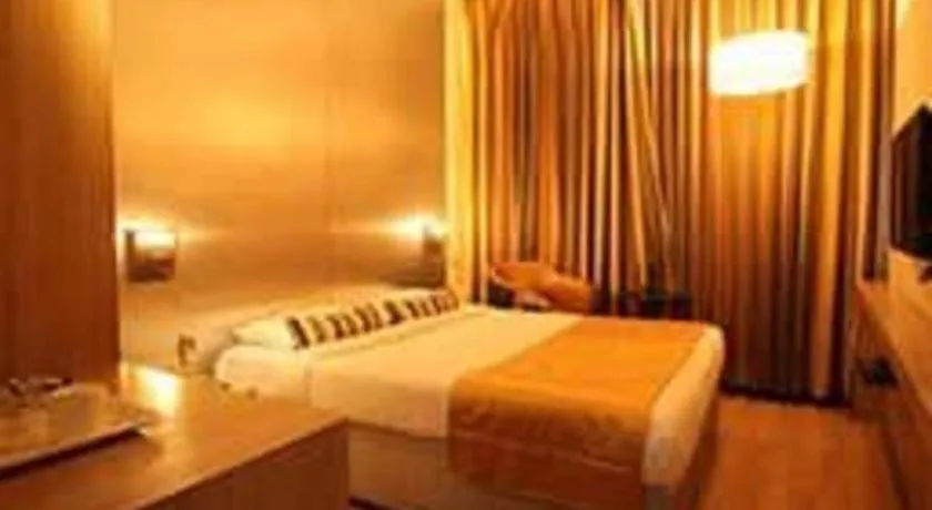 Bed in Mumbai Metro - The Executive Hotel