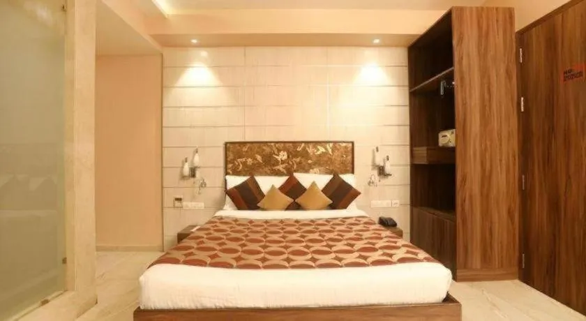 Bed in Mumbai Metro - The Executive Hotel
