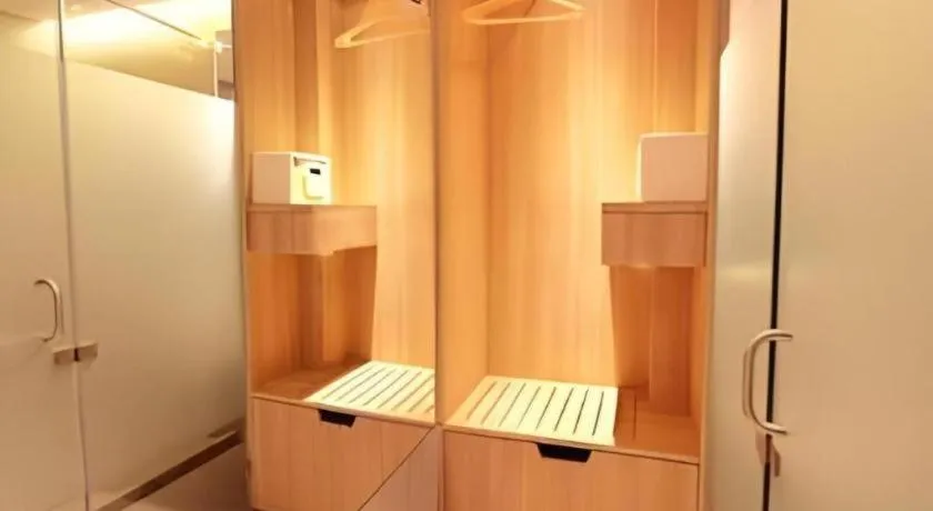 Mumbai Metro - The Executive Hotel