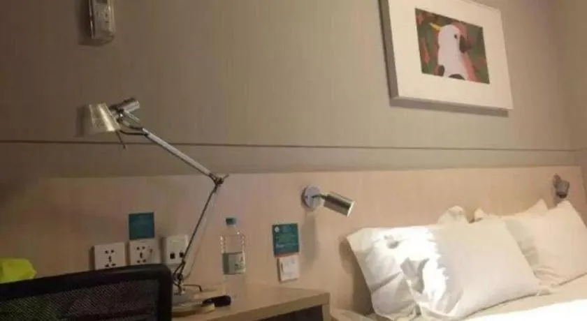 Bed in Jinjiang Inn Shanghai International Tourism and Resorts Zone Kangxin Highway Branch