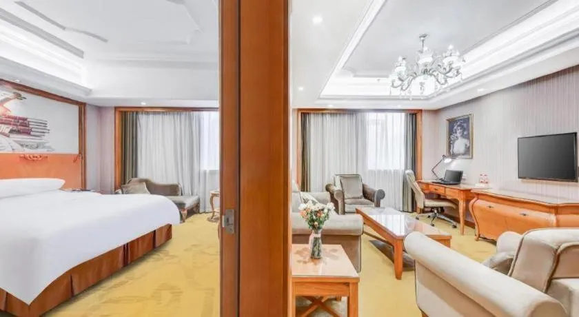 Bed in Vienna International Hotel Wuhan Huanghelou Pengliuyang Metro Station