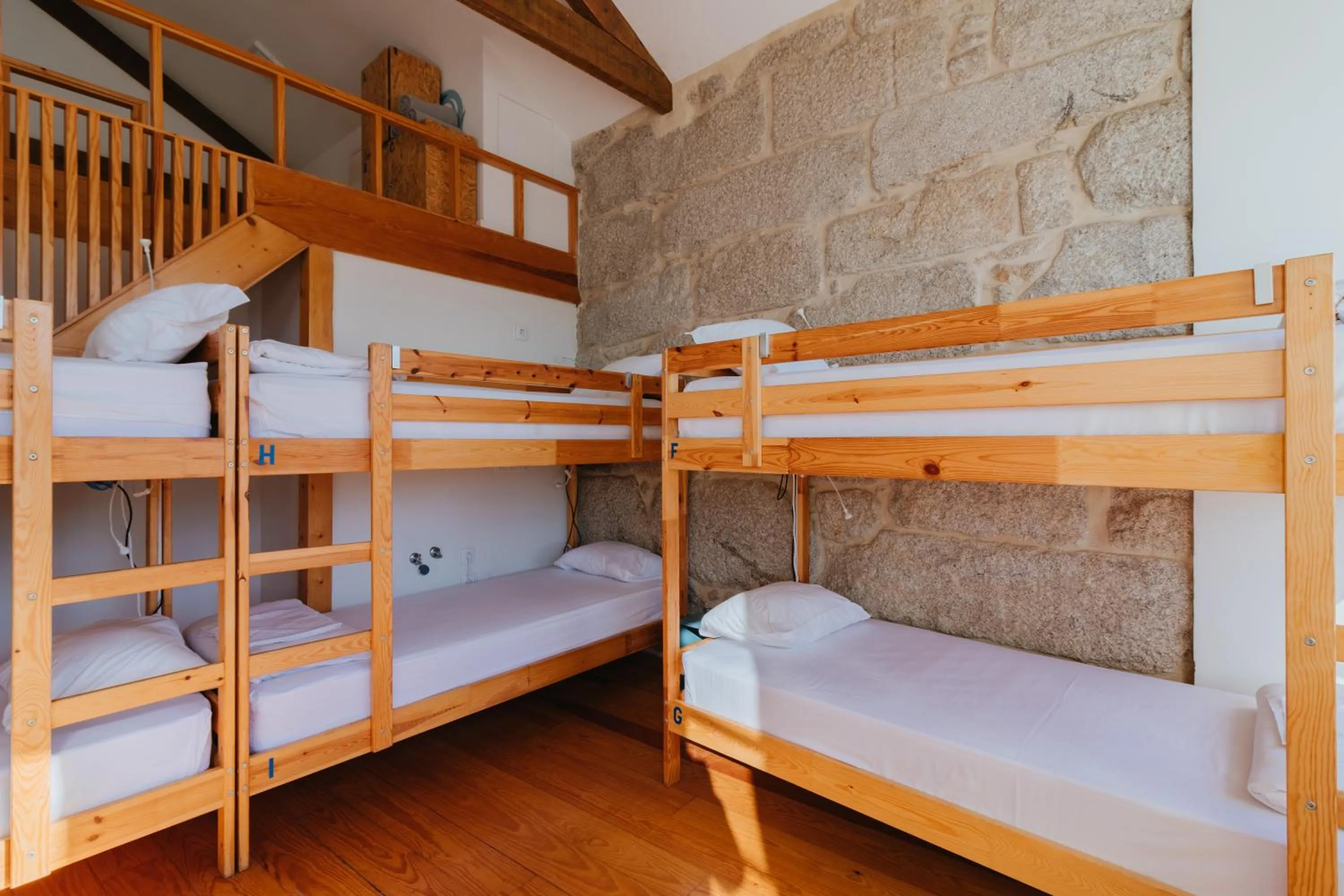 Photo of the whole room, Bed in Happy Porto Hostel
