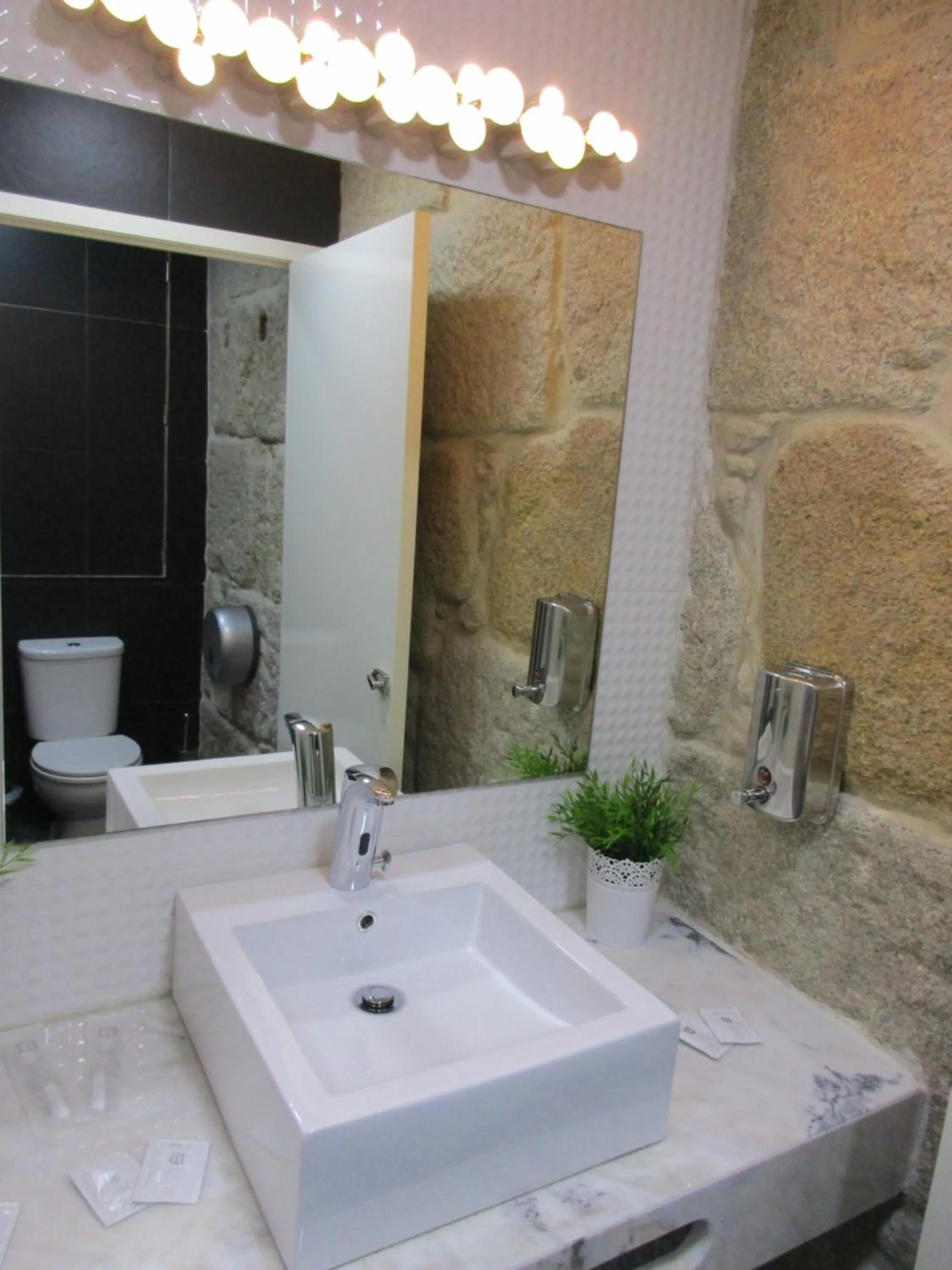 Bathroom in Happy Porto Hostel