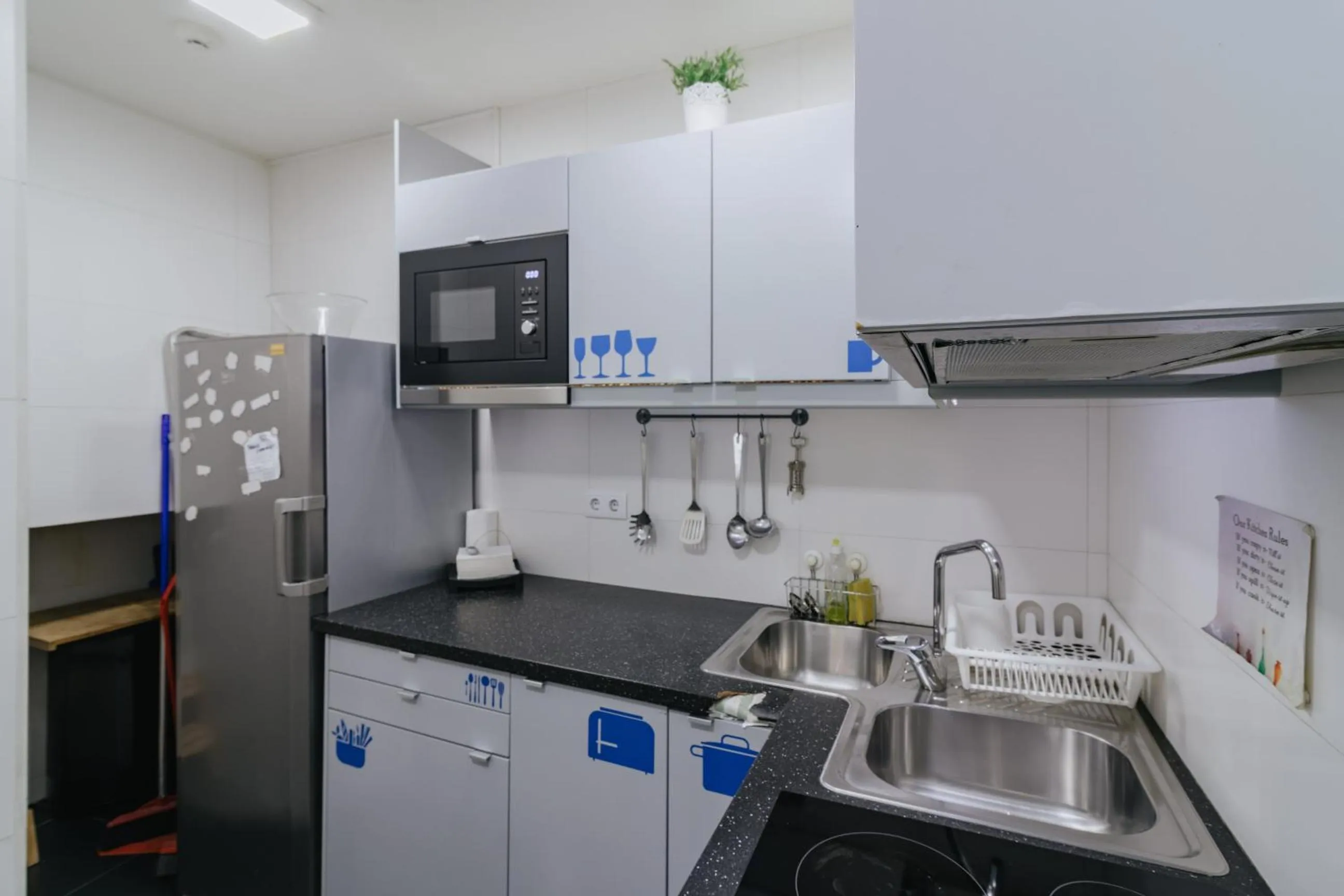 Kitchen or kitchenette in Happy Porto Hostel