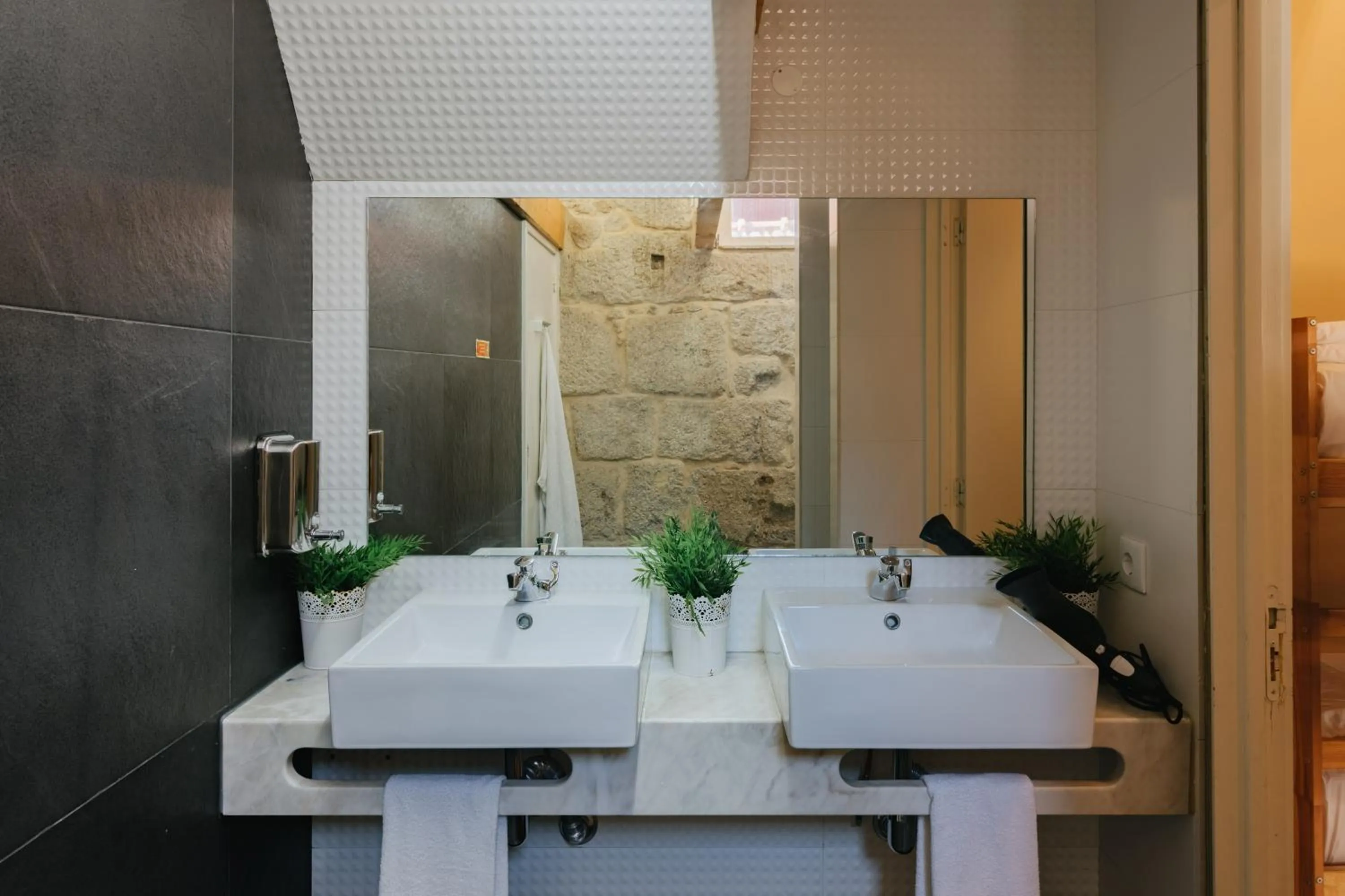 Bathroom in Happy Porto Hostel