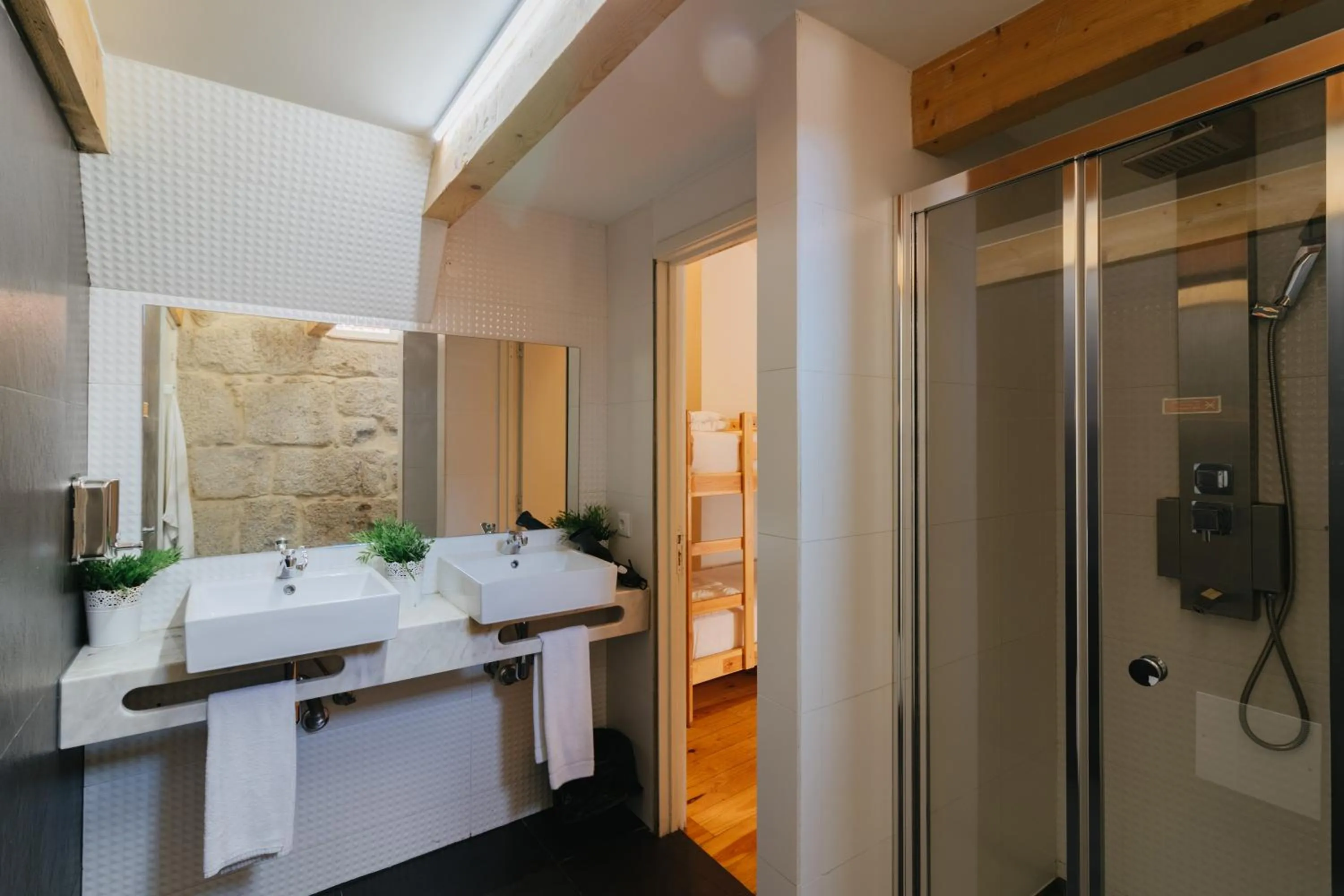 Bathroom in Happy Porto Hostel