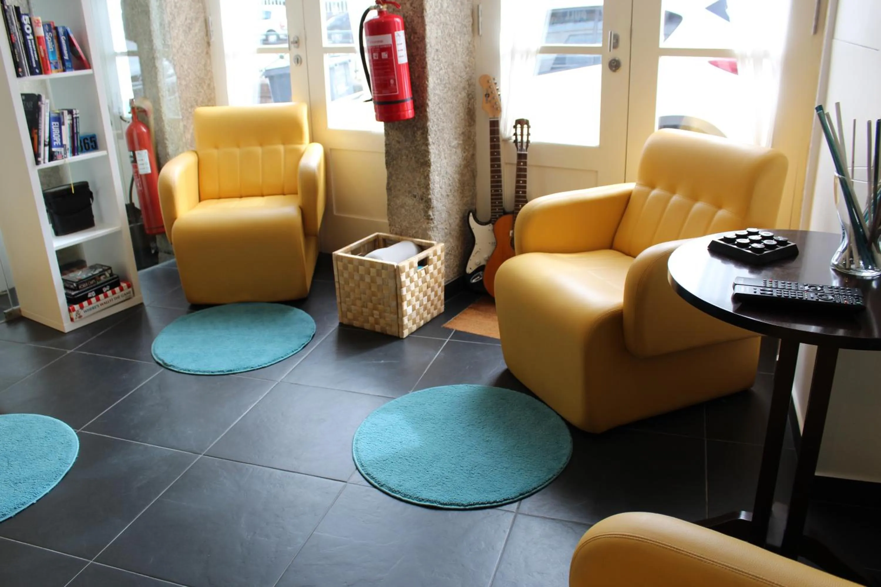 Communal lounge/ TV room in Happy Porto Hostel