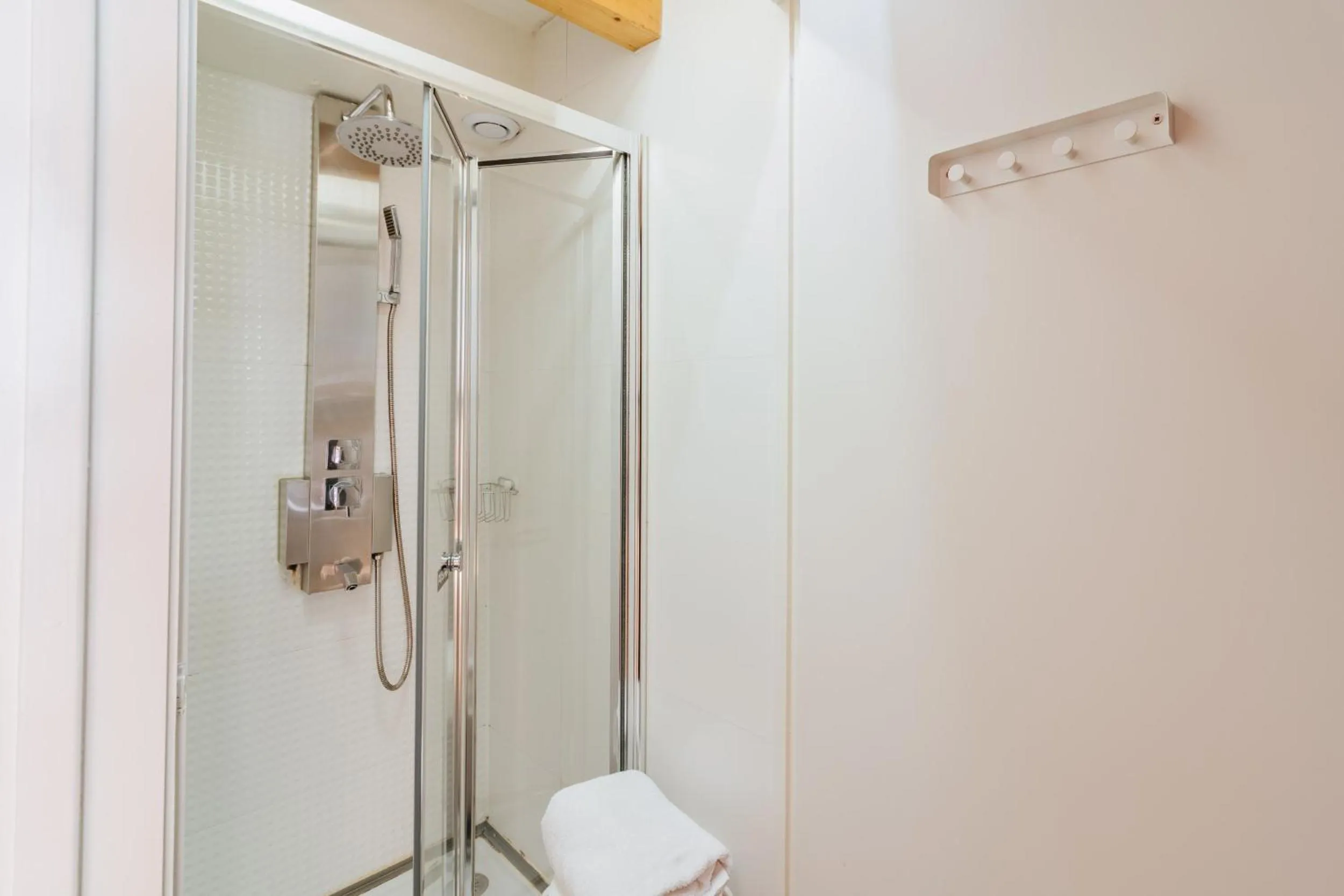 Shower in Happy Porto Hostel