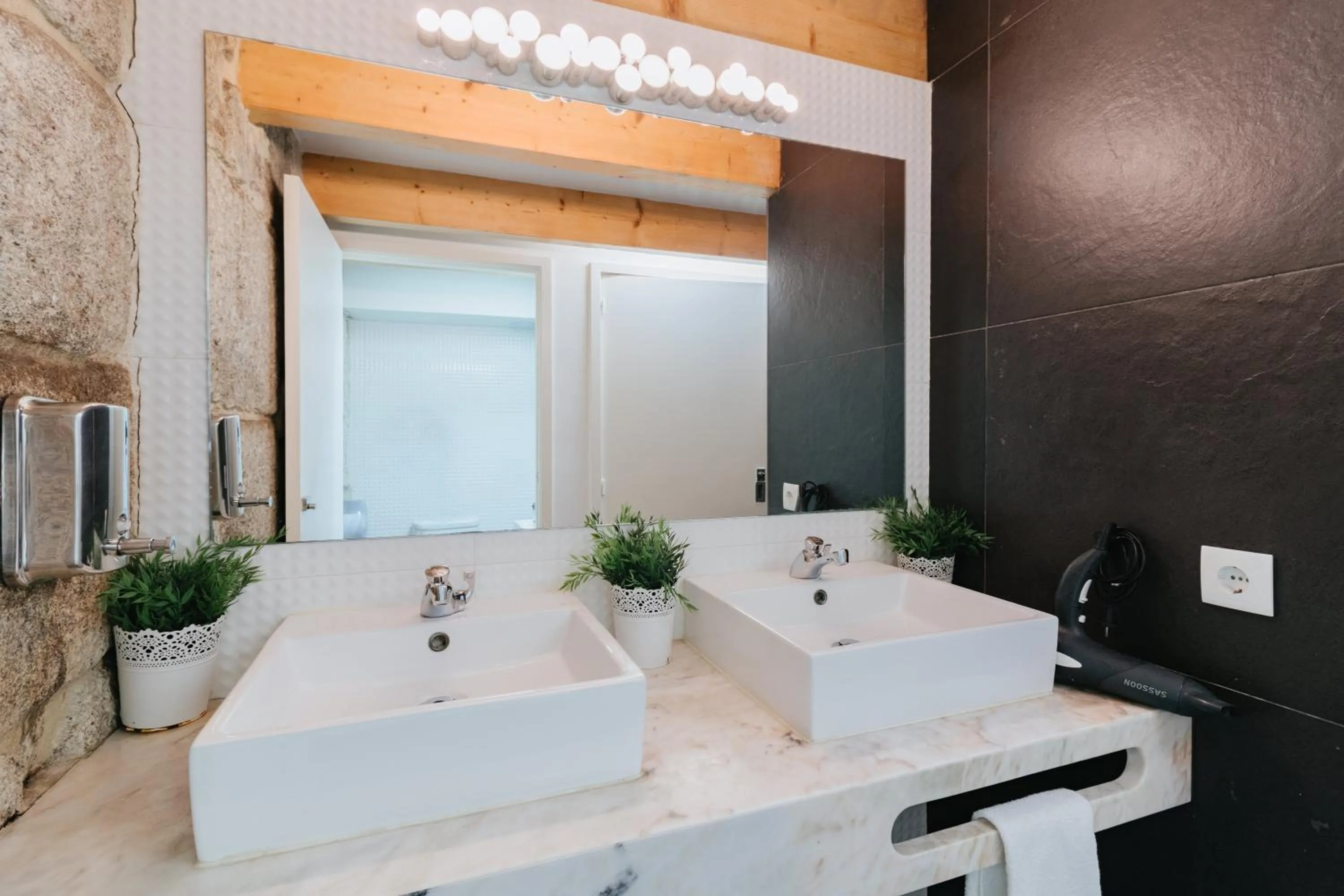 Bathroom in Happy Porto Hostel