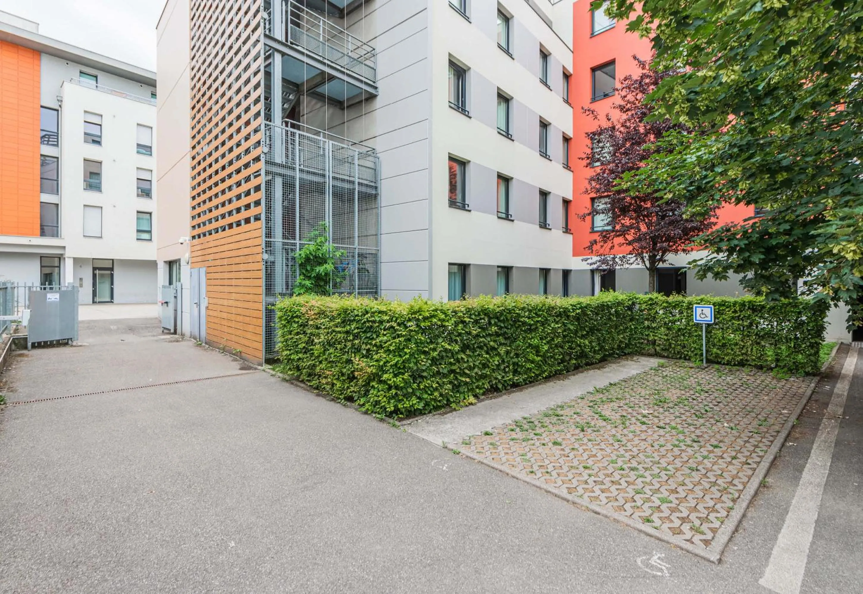 Neighbourhood in B&B HOTEL Lens Musée Du Louvre